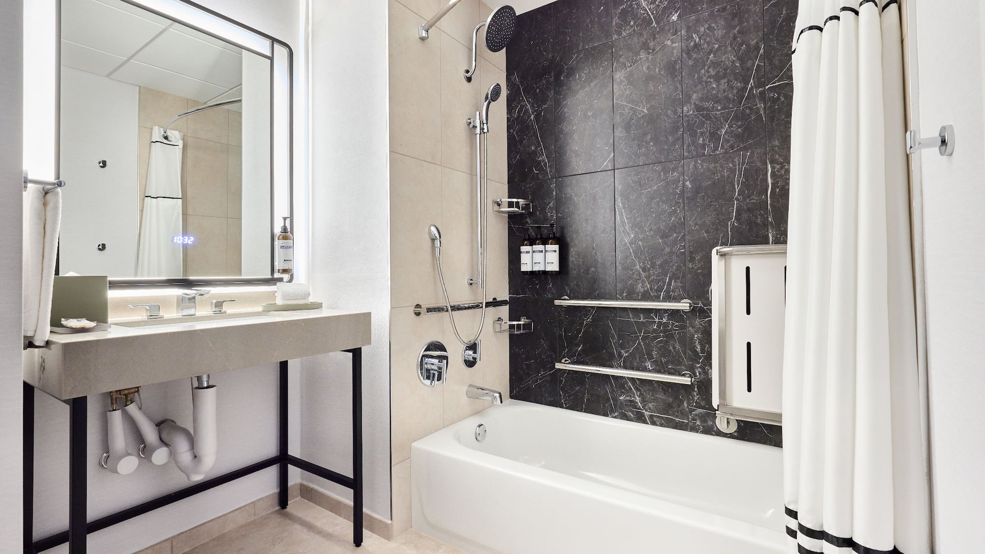 3/3 Hyatt Regency Chicago Ada Tub Premium