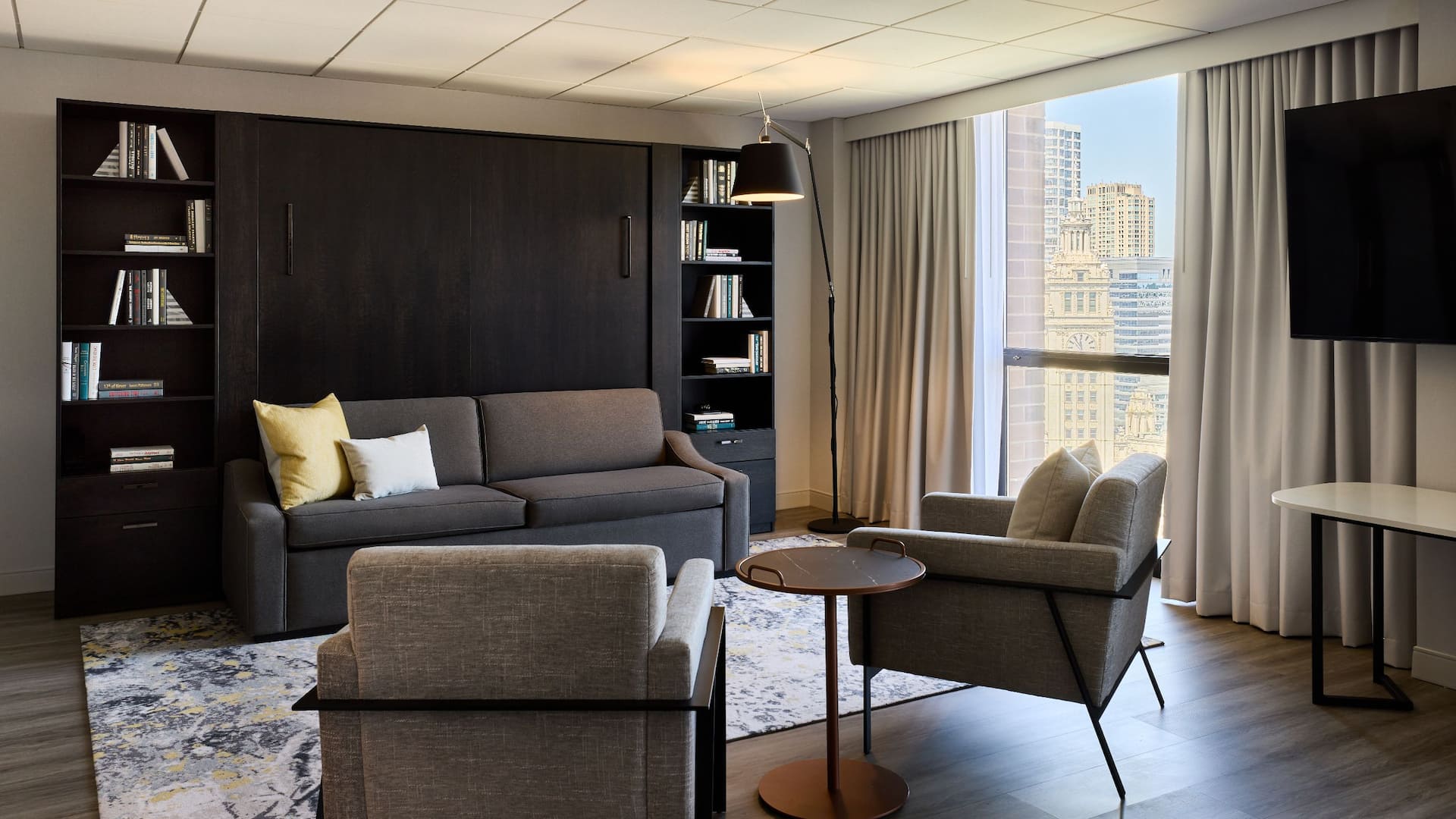 第 2，共 7 Hyatt Regency Chicago Premium Millennium Suite Chairs View