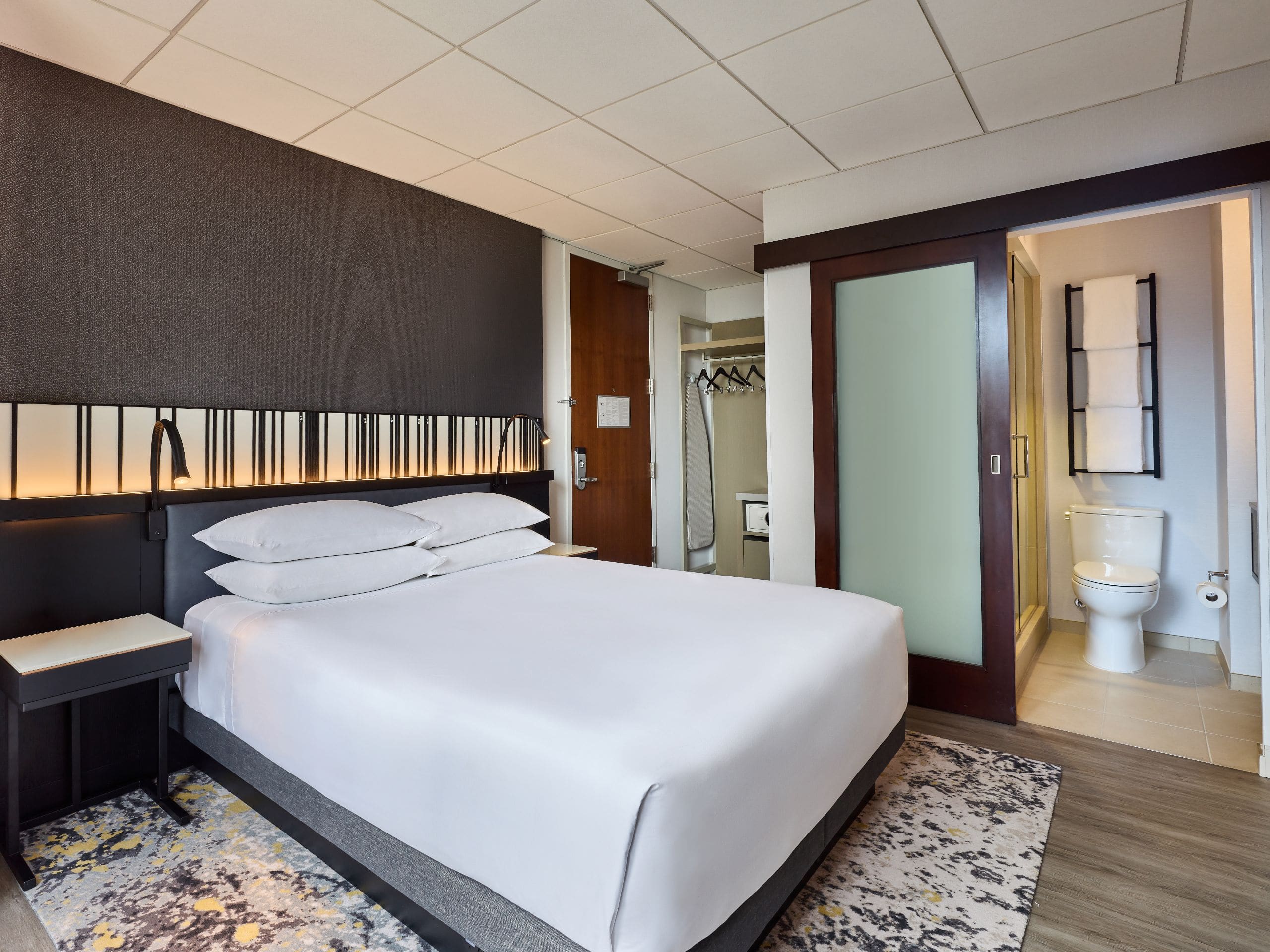 Spacious Hotel Suites in Downtown Chicago | Hyatt Regency Chicago