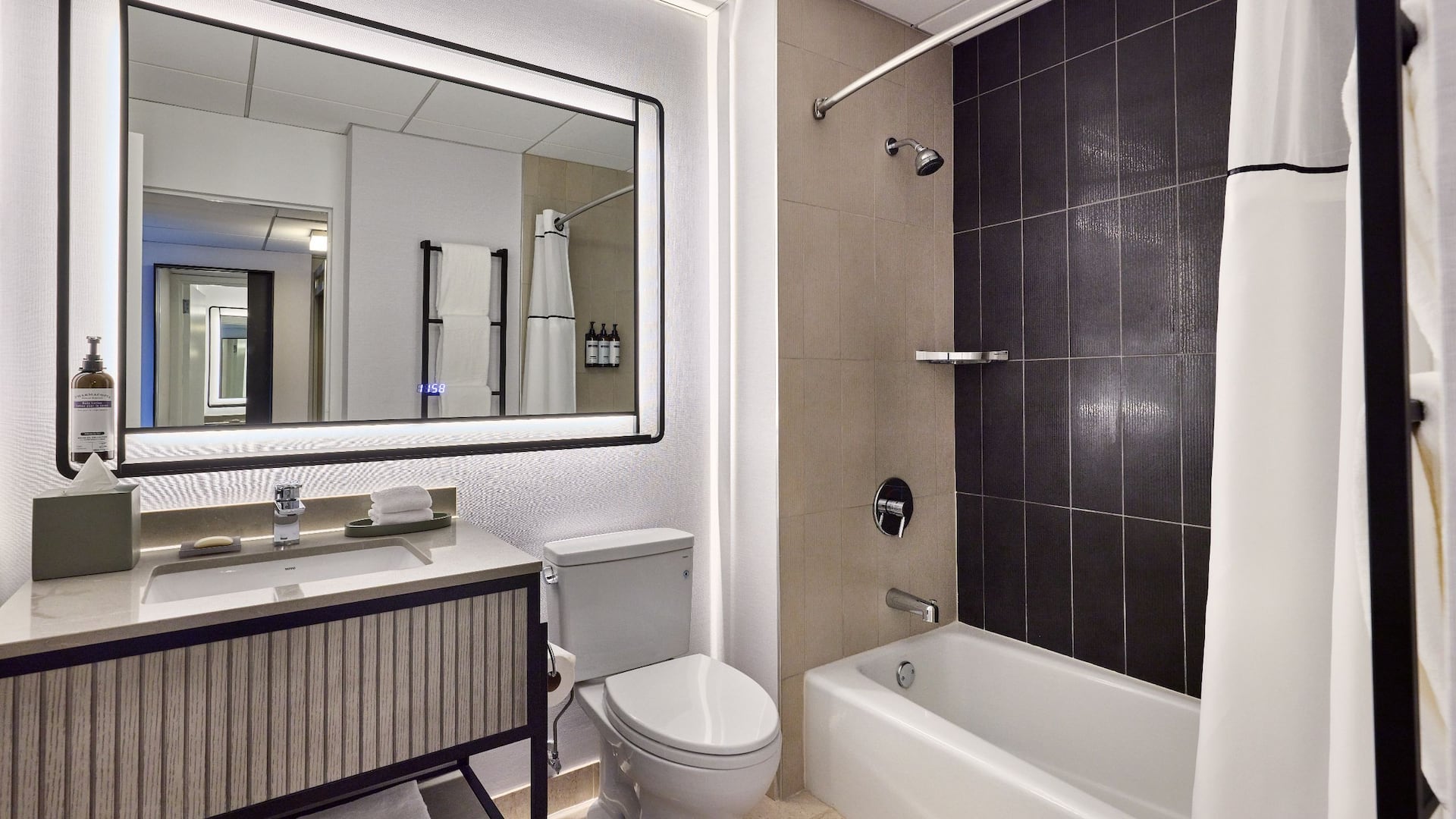 Hyatt Regency Chicago Premium Standard Bathroom