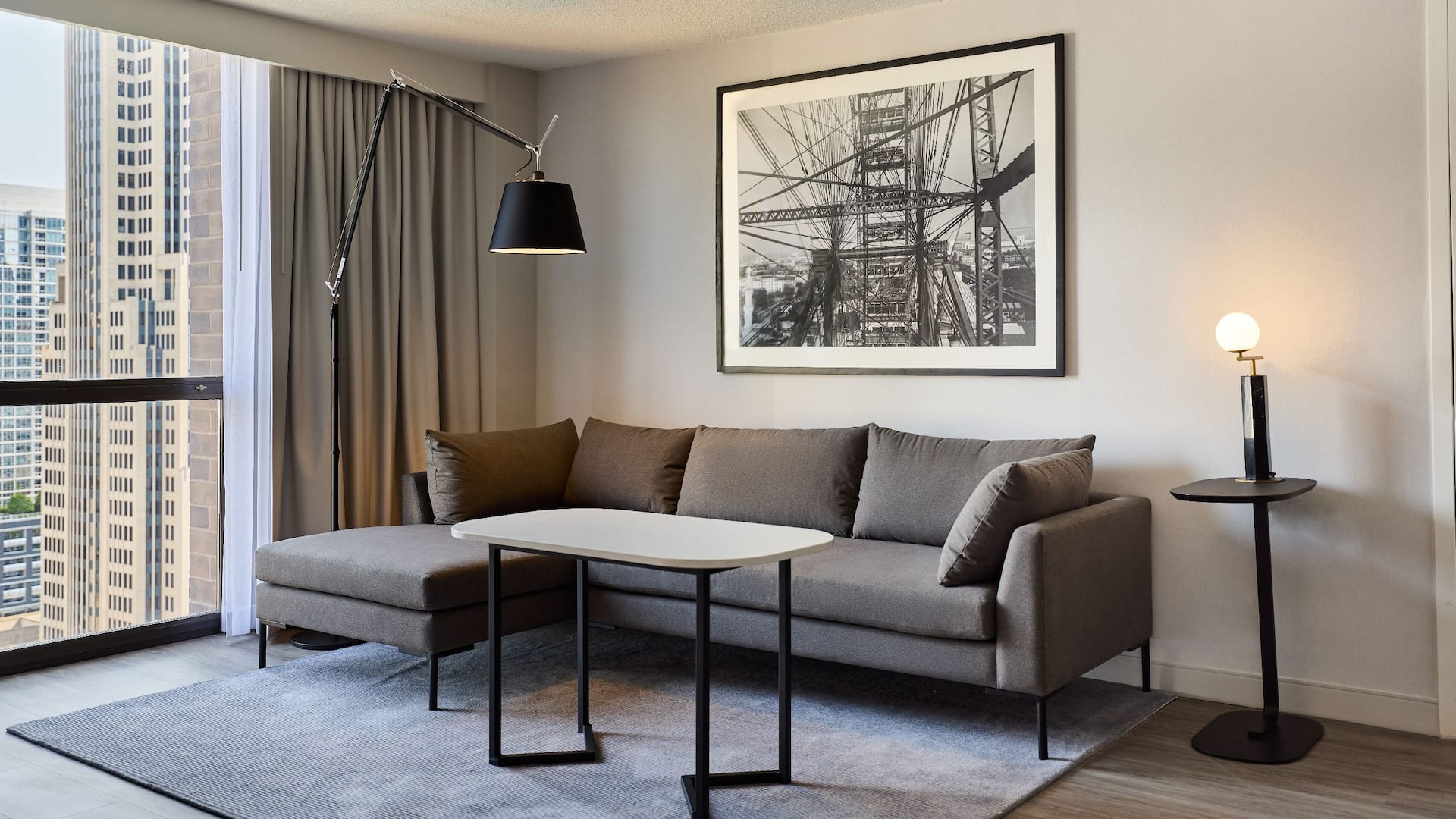 第 6，共 8 Hyatt Regency Chicago Premium Riverview Suite Couch