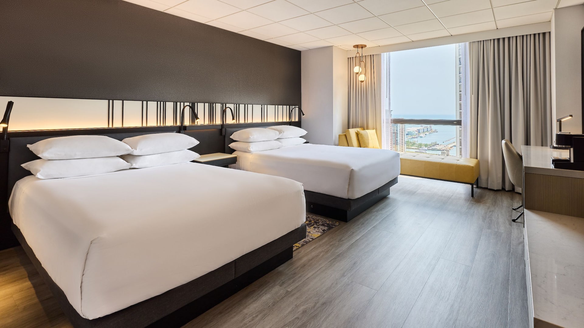 第 3，共 5 Hyatt Regency Chicago Premium Two Queen Lake View Tv