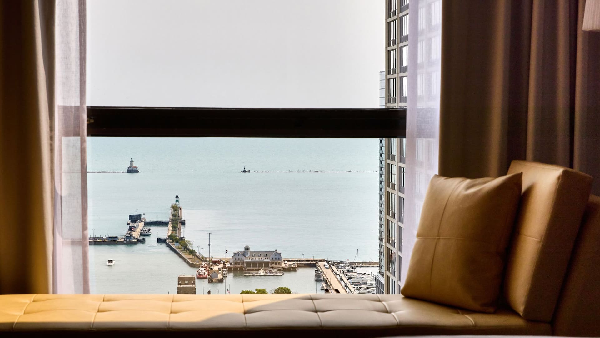 Hyatt Regency Chicago Premium Chaise Lake View