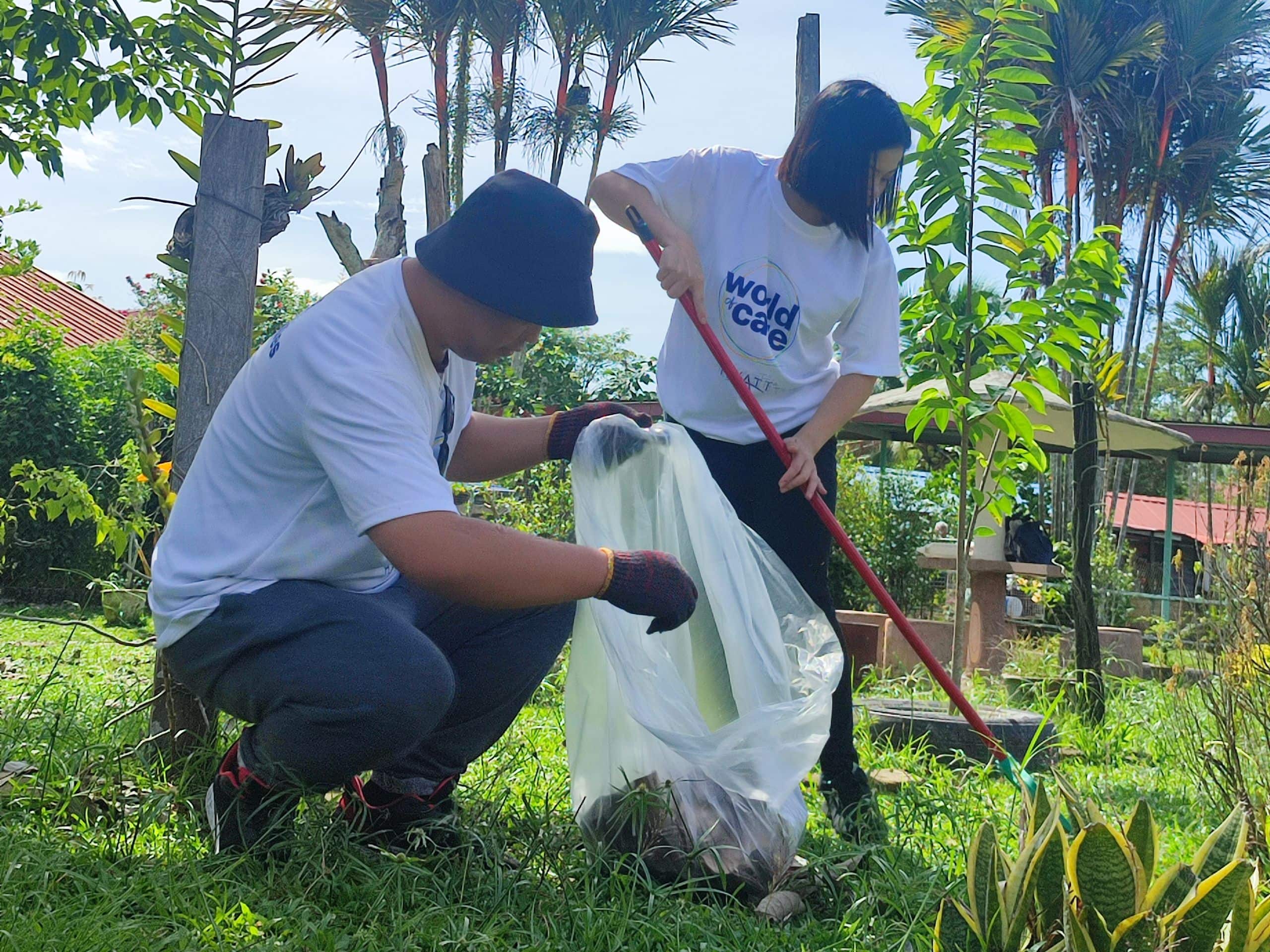 Hyatt Corporate Brand Volunteer Waste Pickup Close