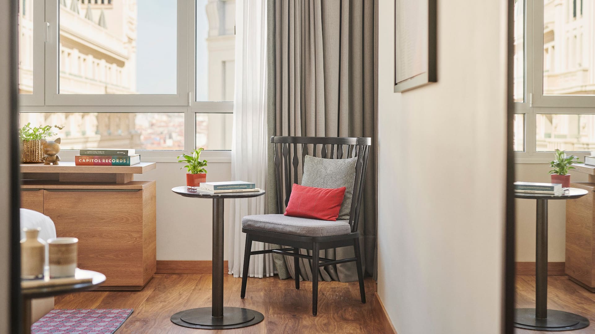 第 3，共 5 Hyatt Centric Gran Via Madrid King Gran Via Room Chair