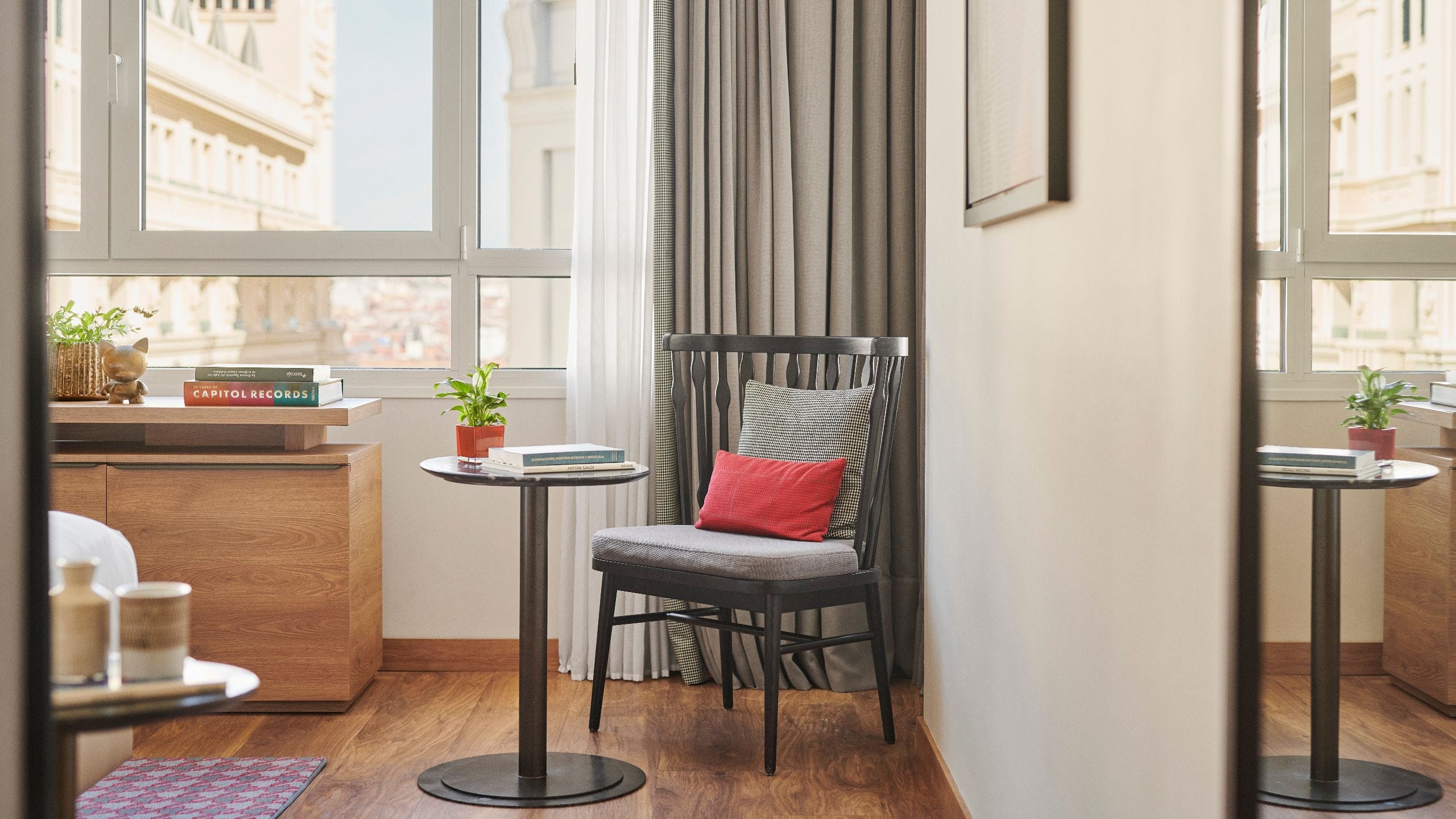 第 3，共 5 Hyatt Centric Gran Via Madrid King Gran Via Room Chair