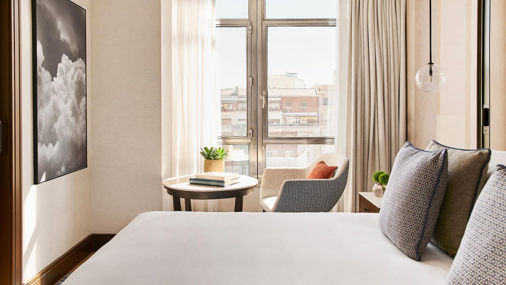 2 de 6 Hyatt Regency Hesperia Madrid Presidential Side View