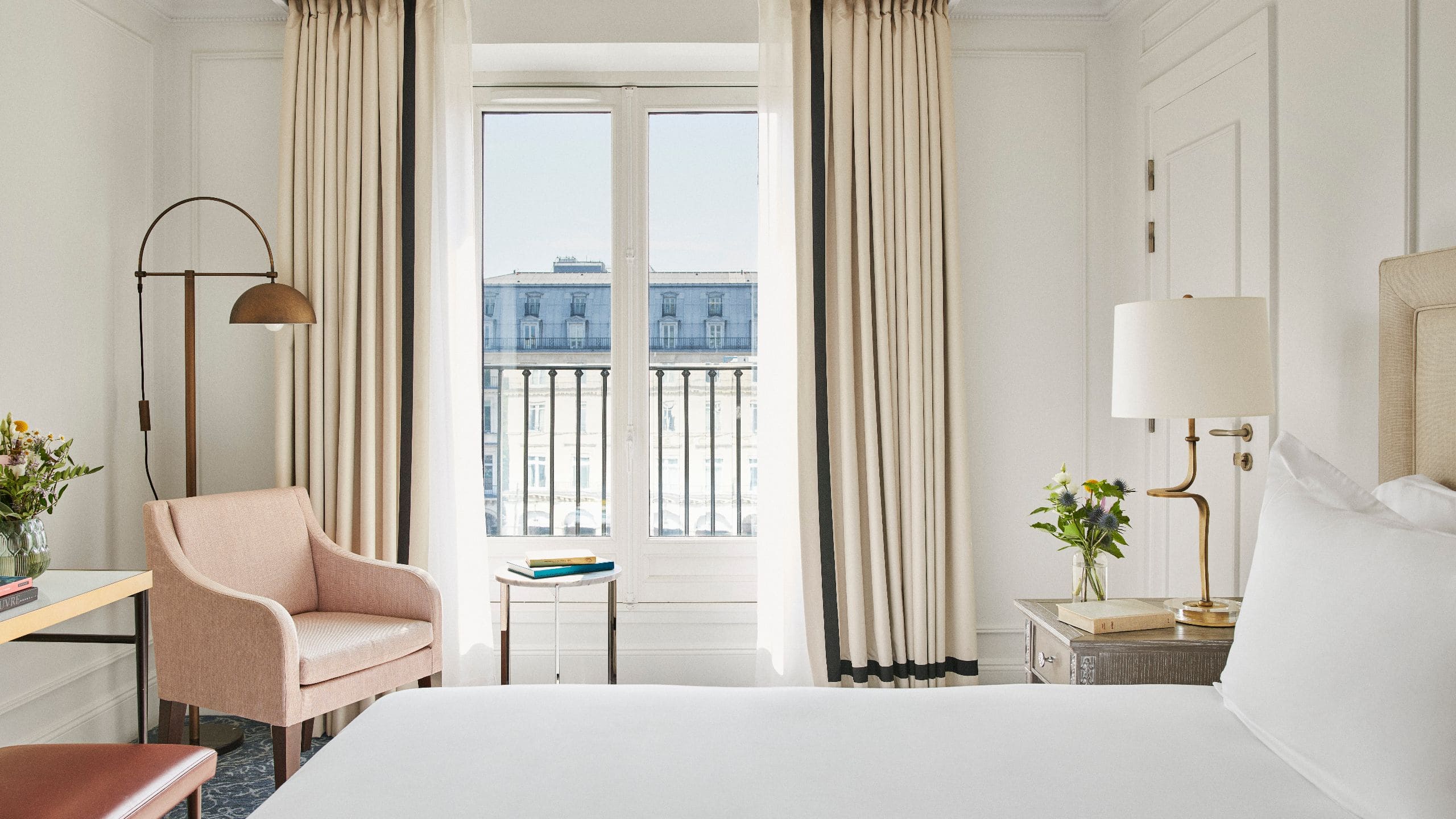 Hôtel du Louvre Deluxe View King Room Overview Window