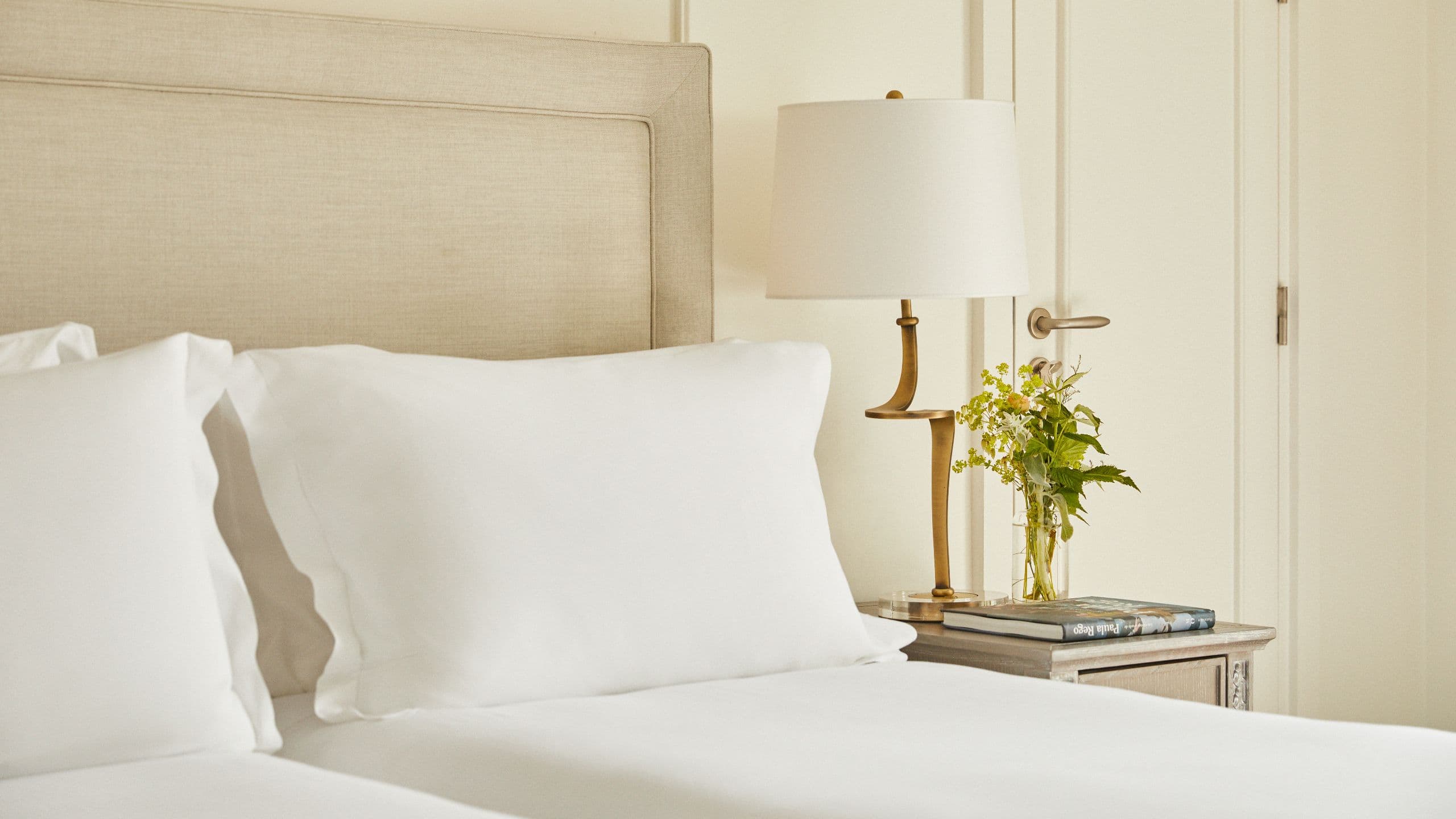 第 3，共 5 Hôtel du Louvre Deluxe View Twin Room Focus Lamp