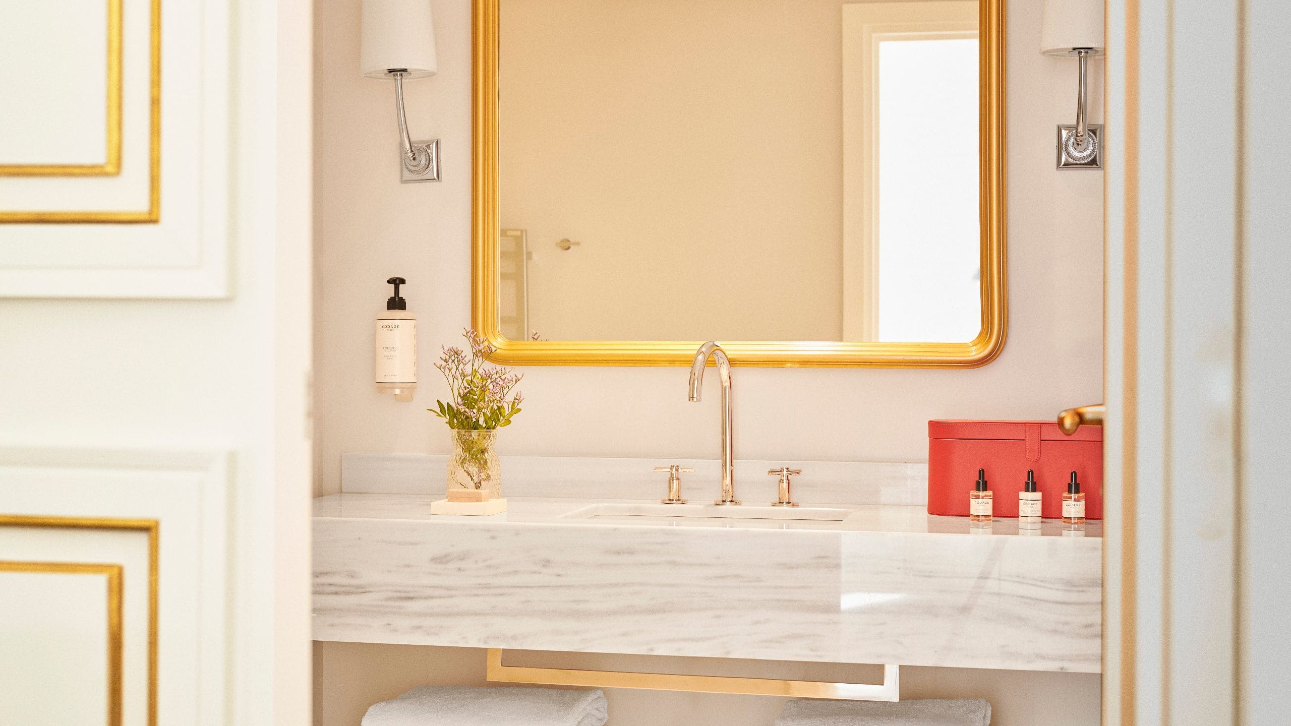 7 of 8 Hôtel du Louvre Louvre Suite Bathroom