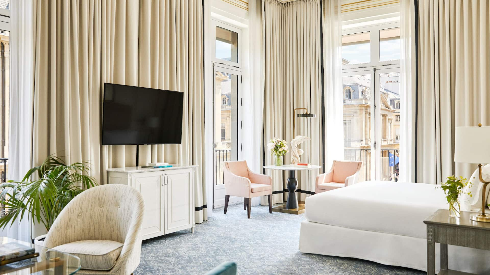 Suite renovee Vue Comedie Francaise Hotel du Louvre by Hyatt