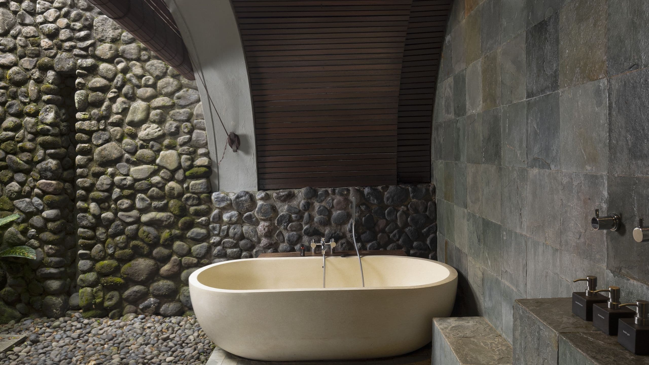 第 3，共 4 Alila Ubud Deluxe Room Bathroom