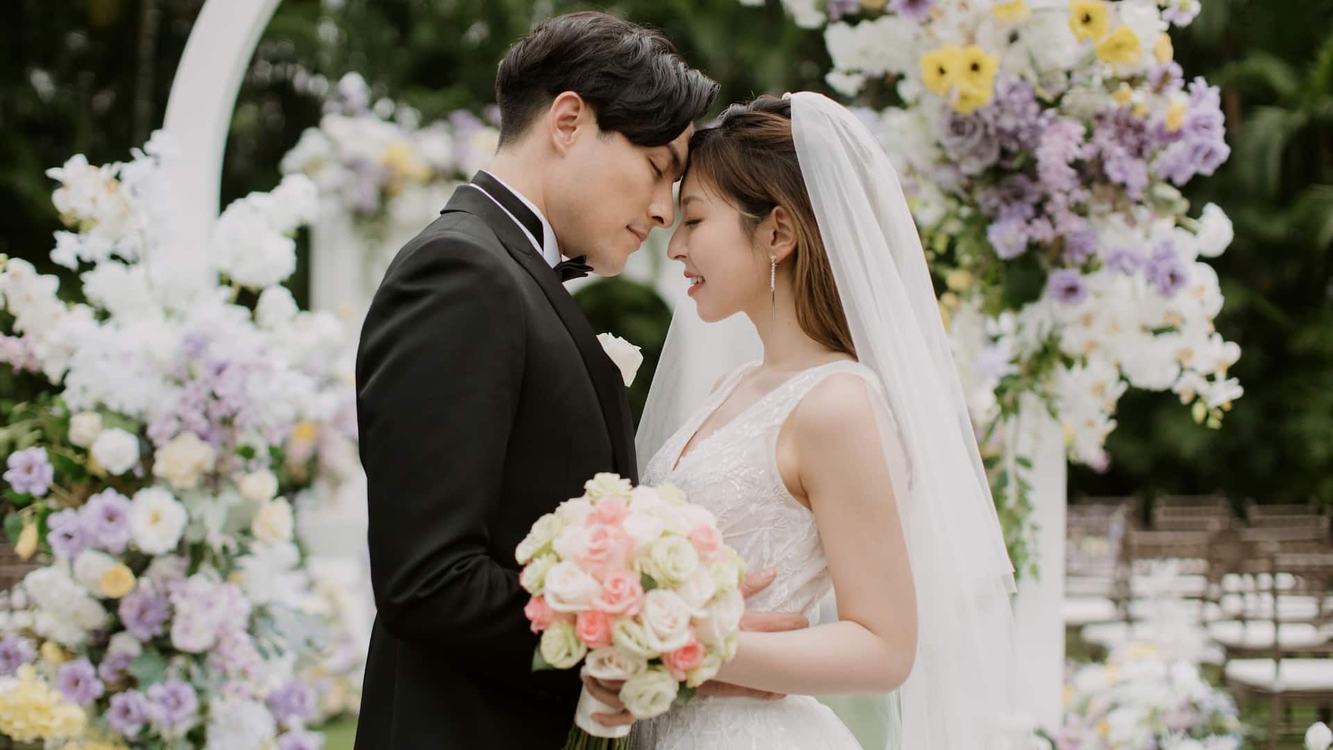 Hyatt Regency Hong Kong, Sha Tin Couple At Garden