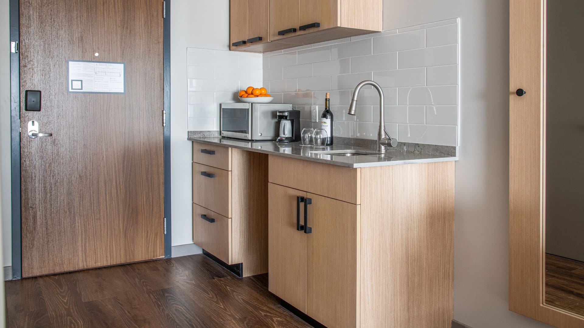 Hyatt Place Newark / Silicon Valley Specialty King Room Wet Bar