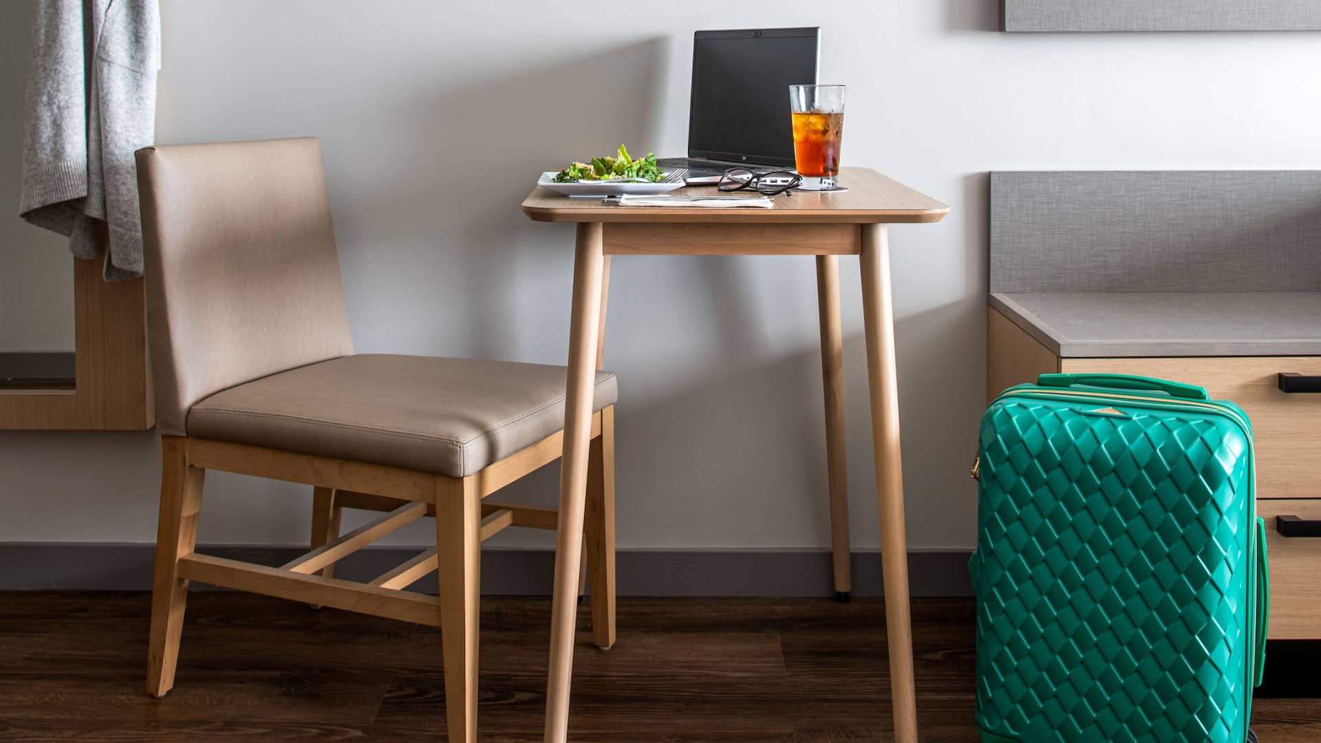 5/6 Hyatt Place Newark / Silicon Valley Specialty Room Dining Details