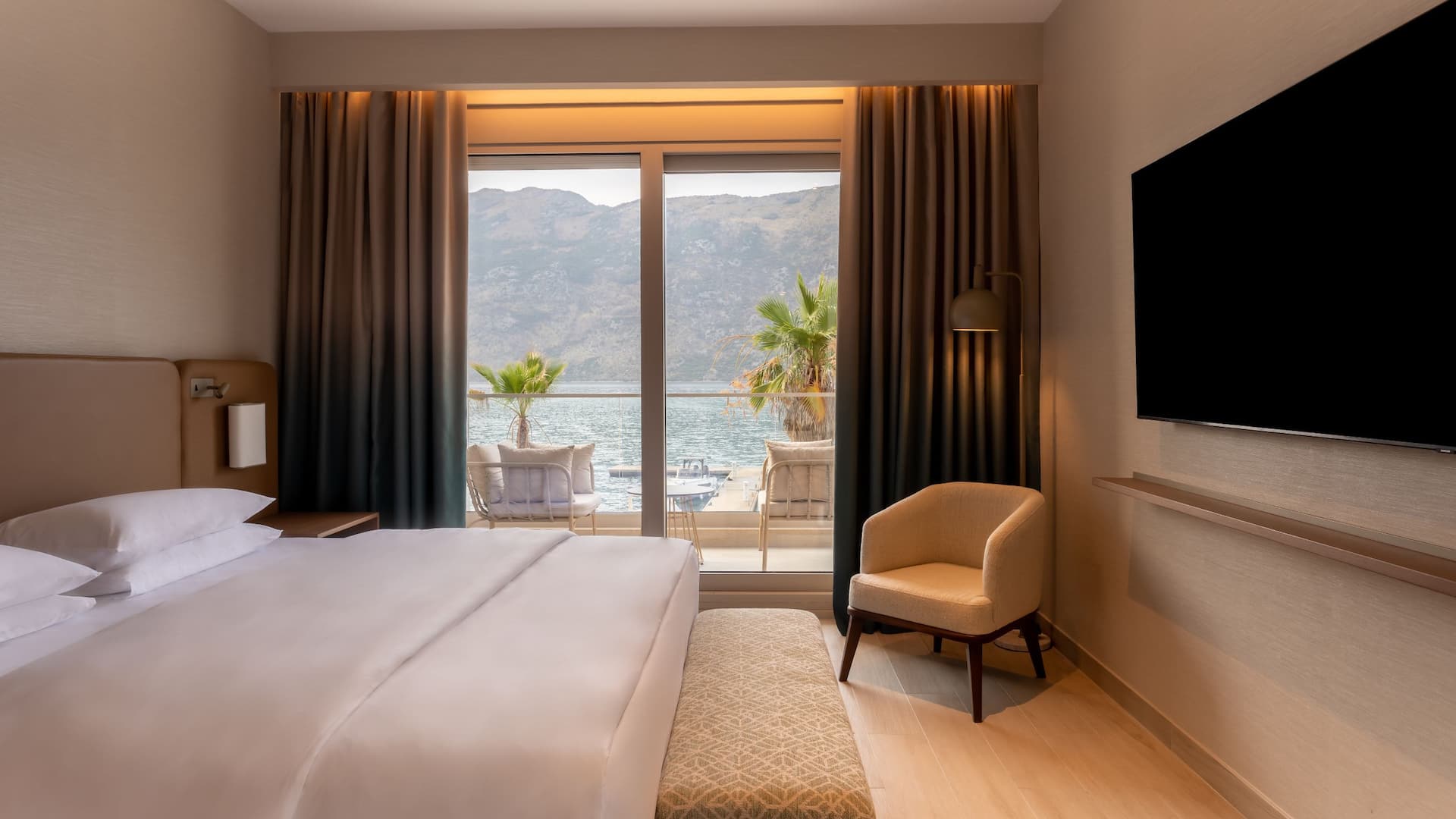 1 de 5 Premium one-bedroom apartment at Hyatt Regency Kotor Bay with a king bed, private terrace, and hot tub overlooking the bay.