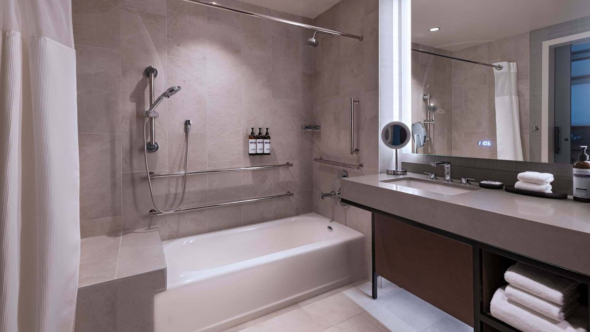 3 of 3 Hyatt Regency Baytown – Houston Accessible Shower Tub