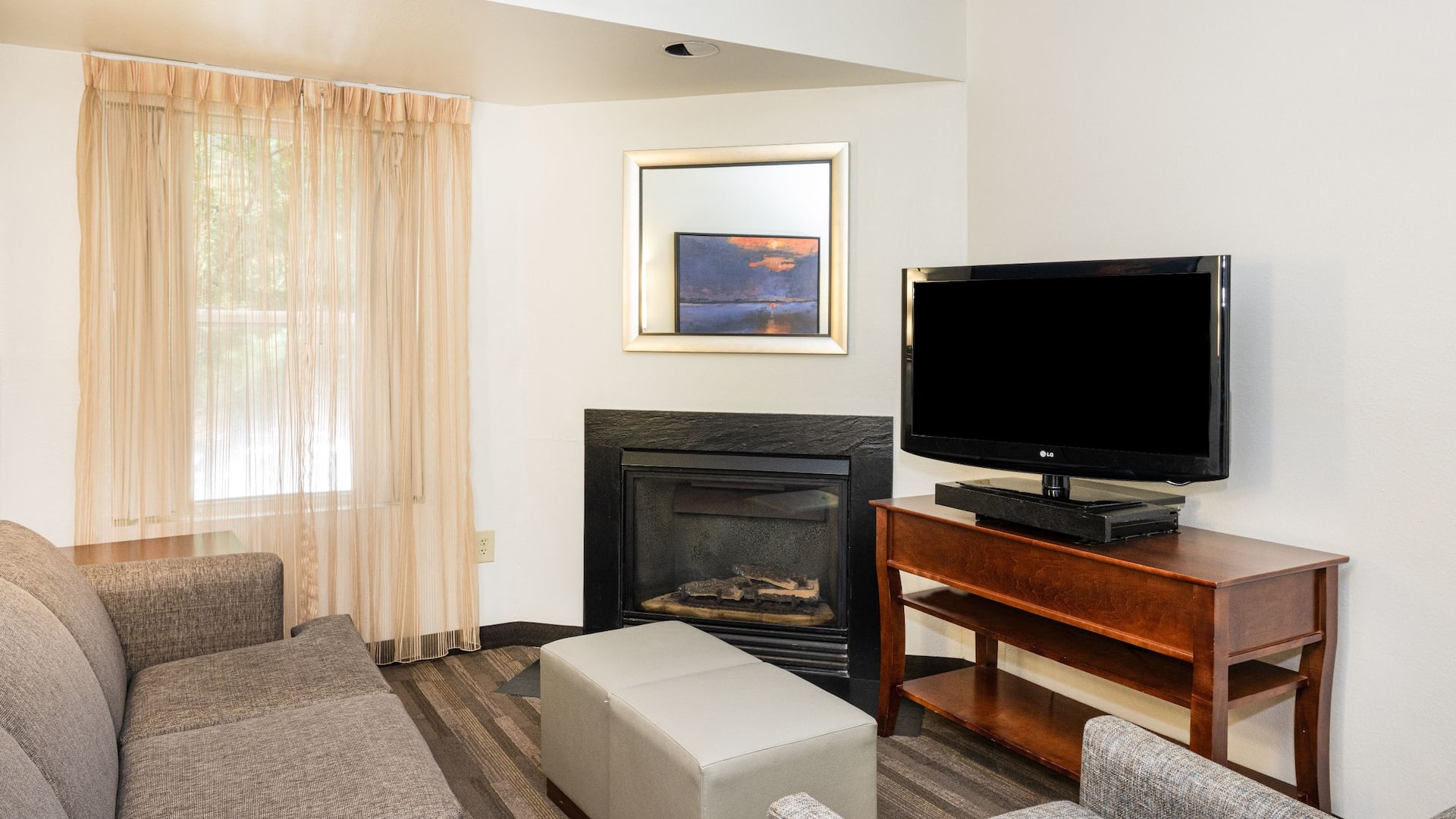 第 4，共 9 Hyatt House Herndon/Reston Bedroom Suite Living Space