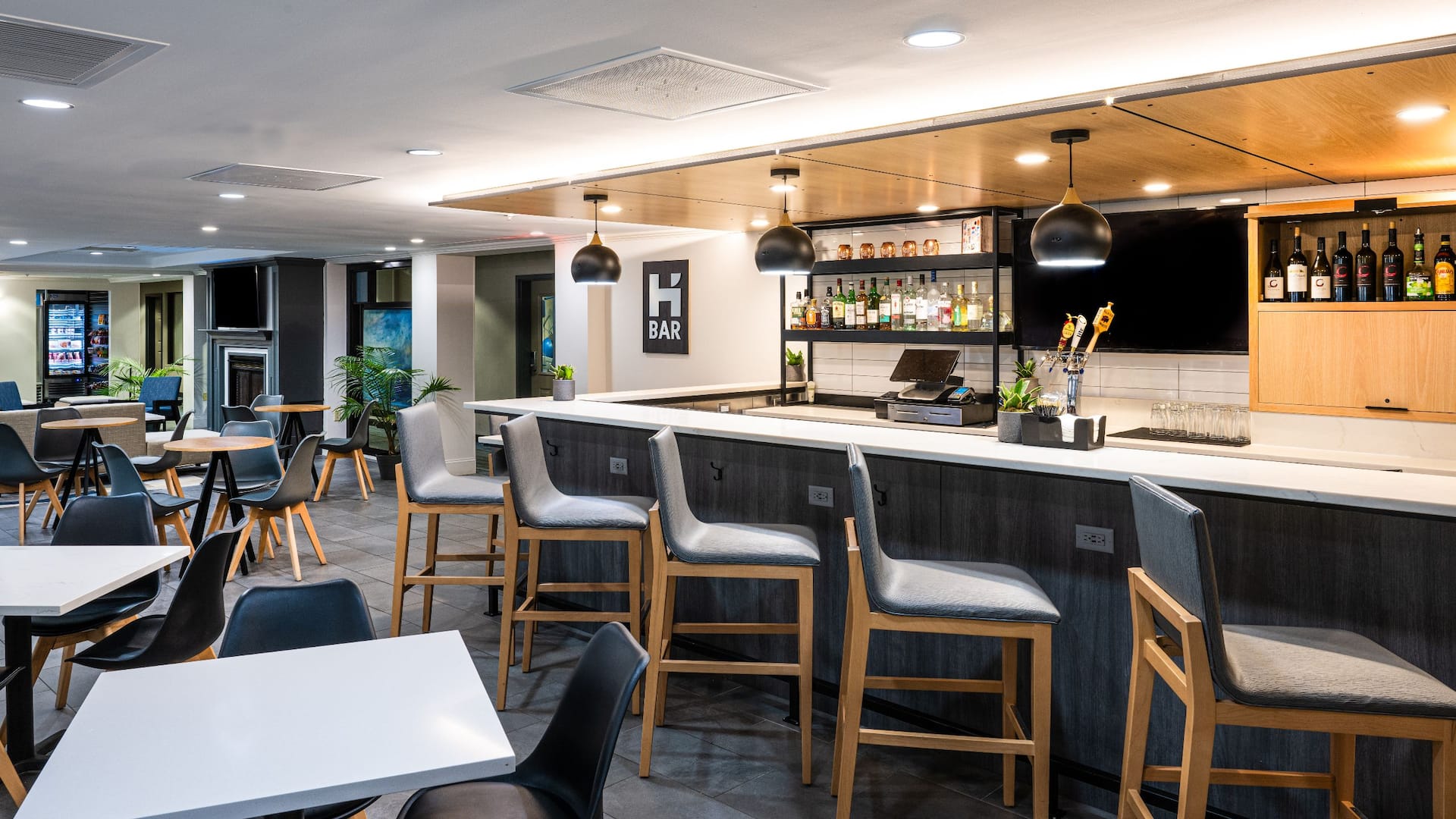 Hyatt House Herndon/Reston HBar Lounge