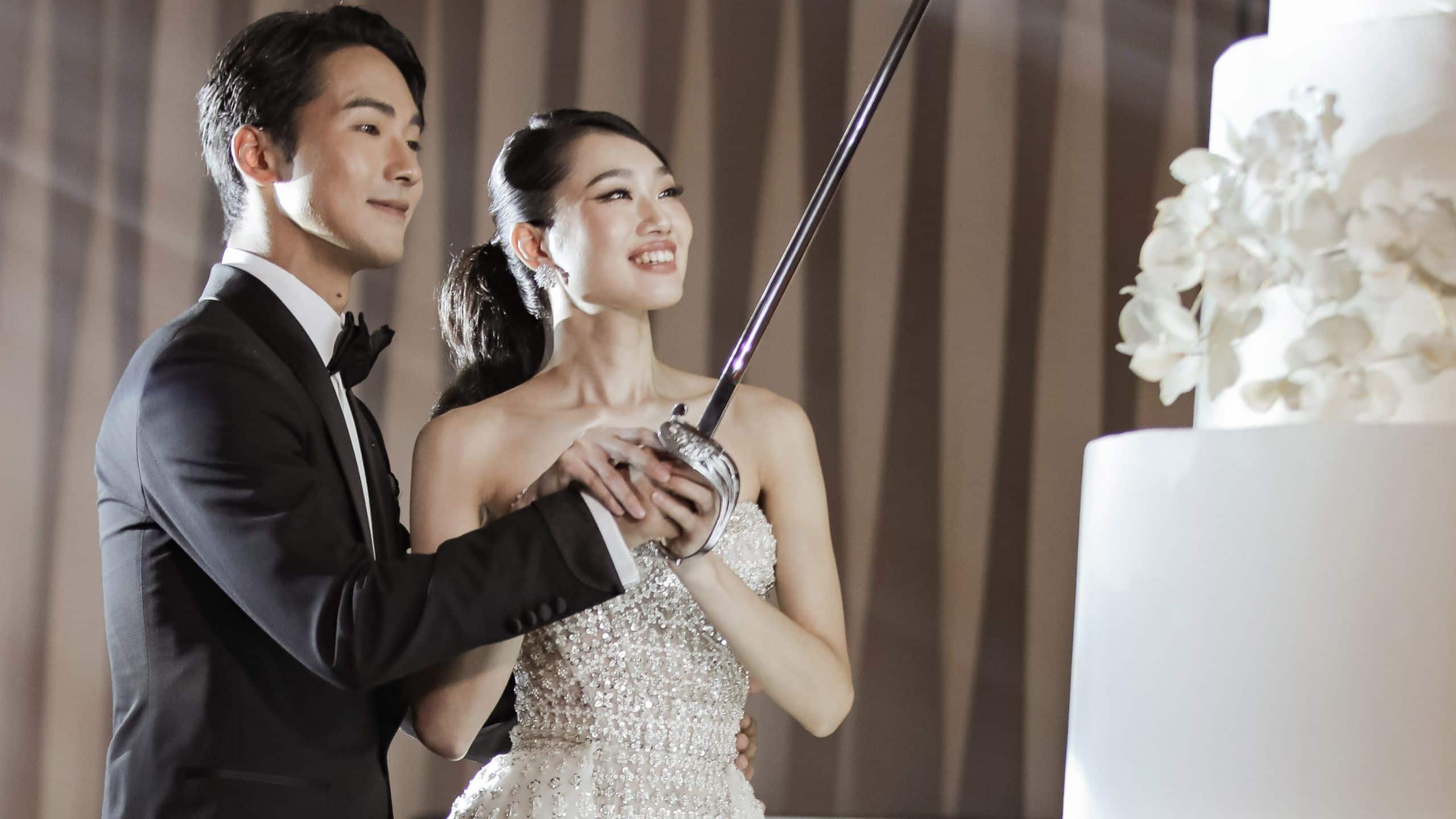 1 จาก 3 Park Hyatt Bangkok Bride And Groom Cutting The Wedding Cake