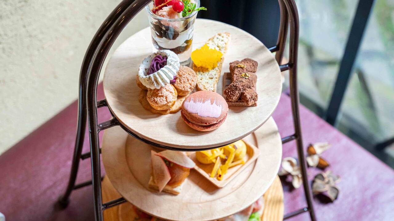 Hyatt Regency Hakone Resort and Spa| Living Room Afternoon Tea Autumn Sky