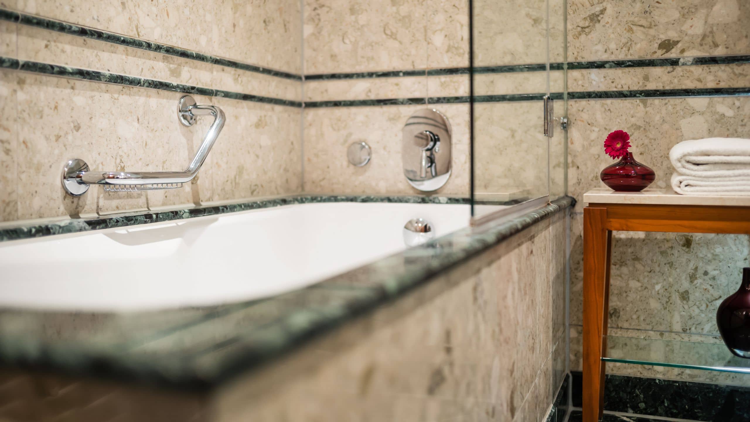 4 de 7 Lindner Hotel Frankfurt Main Plaza One Bedroom Suite Bathtub