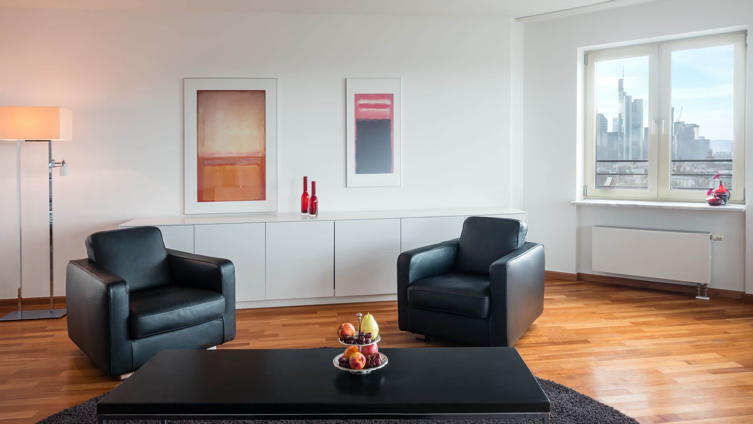 2 de 5 Lindner Hotel Frankfurt Main Plaza One Bedroom Suite Skyline View Living