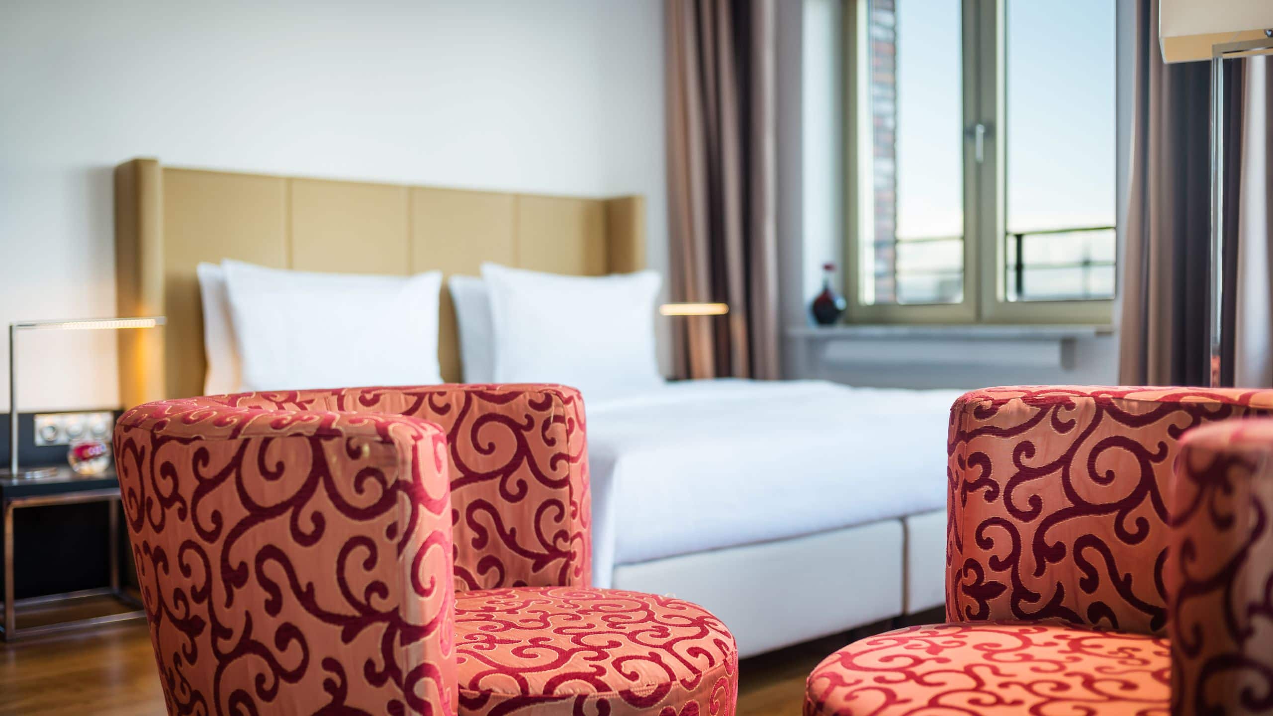 4 de 5 Lindner Hotel Frankfurt Main Plaza One Bedroom Suite Skyline View Seating