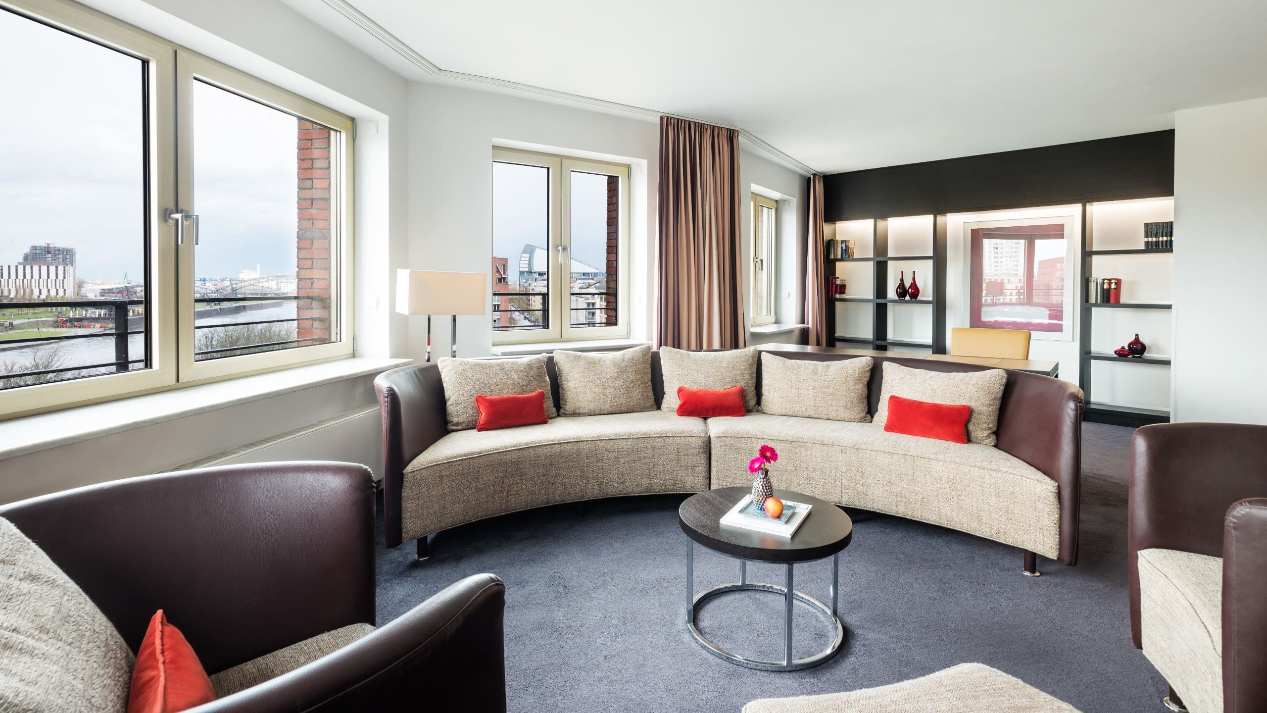 2 de 7 Lindner Hotel Frankfurt Main Plaza One Bedroom Suite Sofa