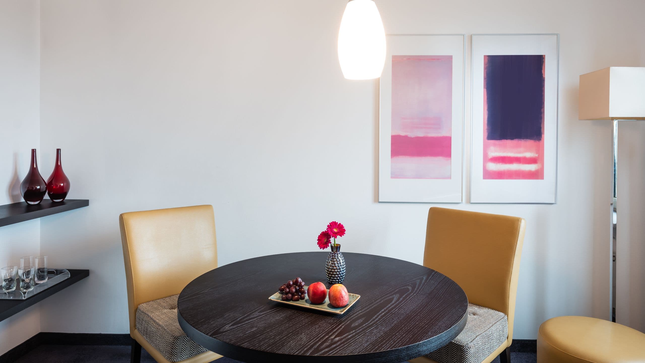 3 de 7 Lindner Hotel Frankfurt Main Plaza One Bedroom Suite Table