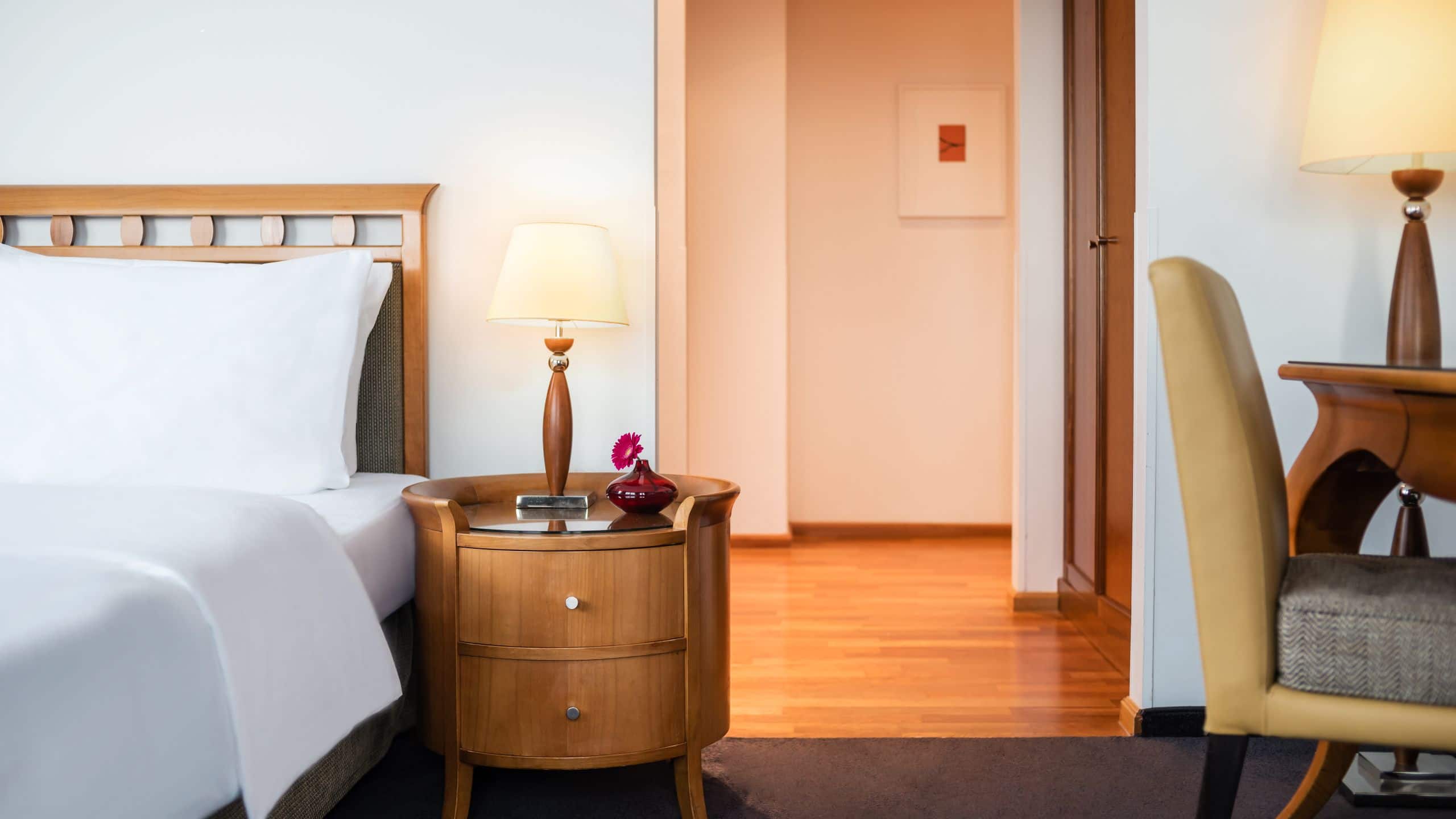 2 de 5 Lindner Hotel Frankfurt Main Plaza One King Kitchenette Skyline View