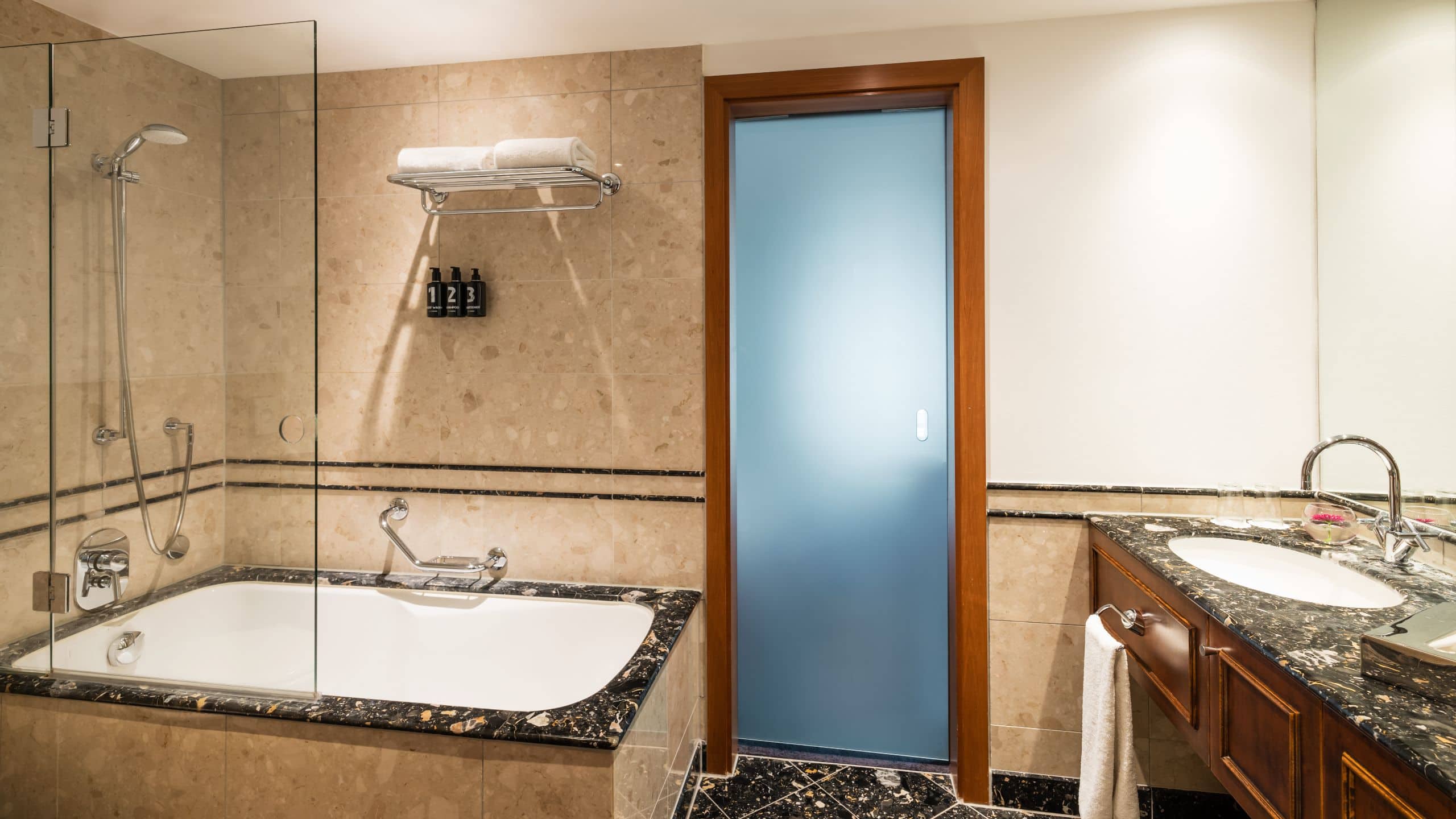 2 de 5 Lindner Hotel Frankfurt Main Plaza One Queen Kitchenette Bathroom