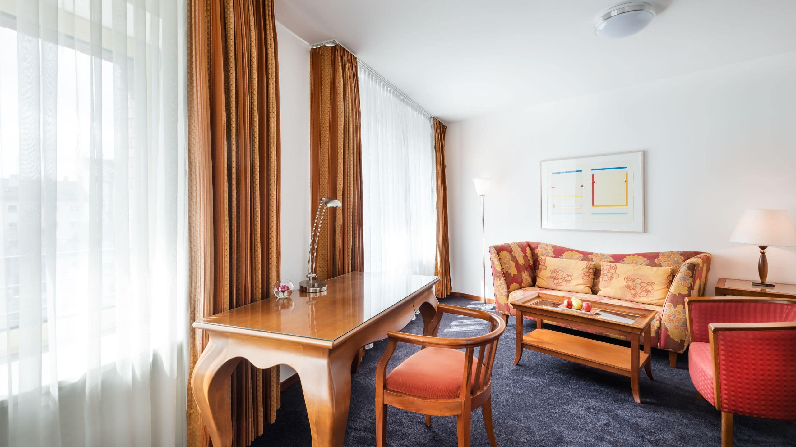 3 de 5 Lindner Hotel Frankfurt Main Plaza One Queen Kitchenette Living