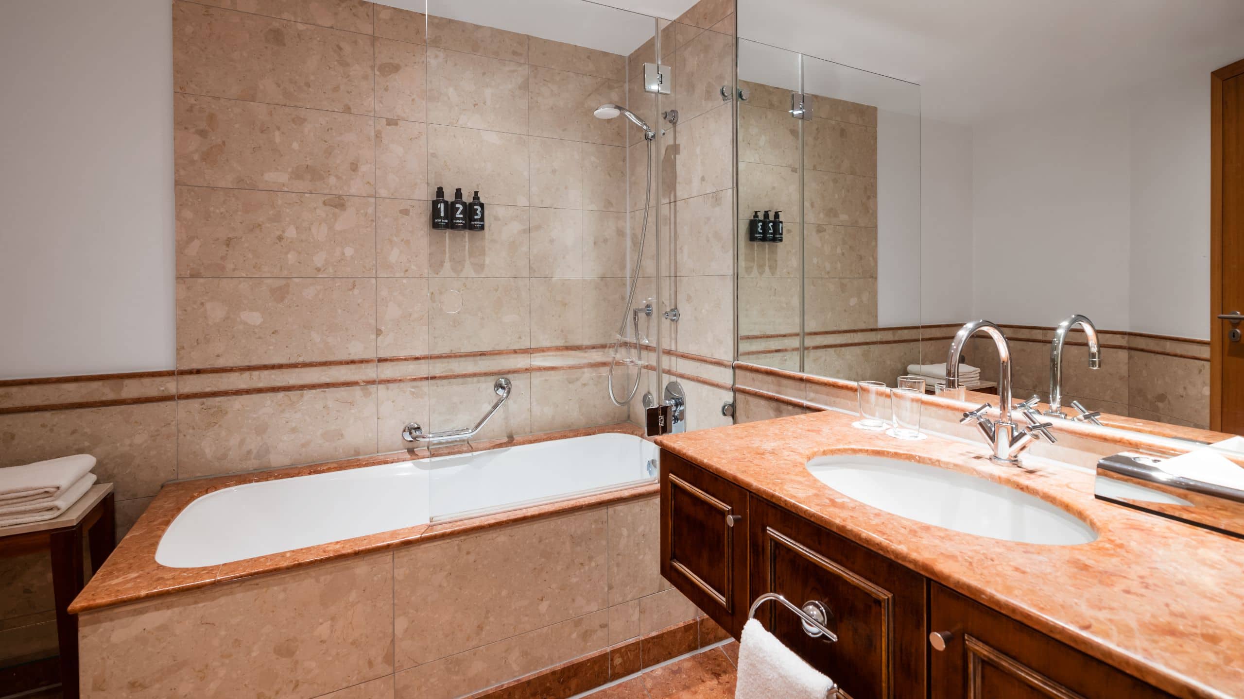 4 de 5 Lindner Hotel Frankfurt Main Plaza Two Twin Bathroom