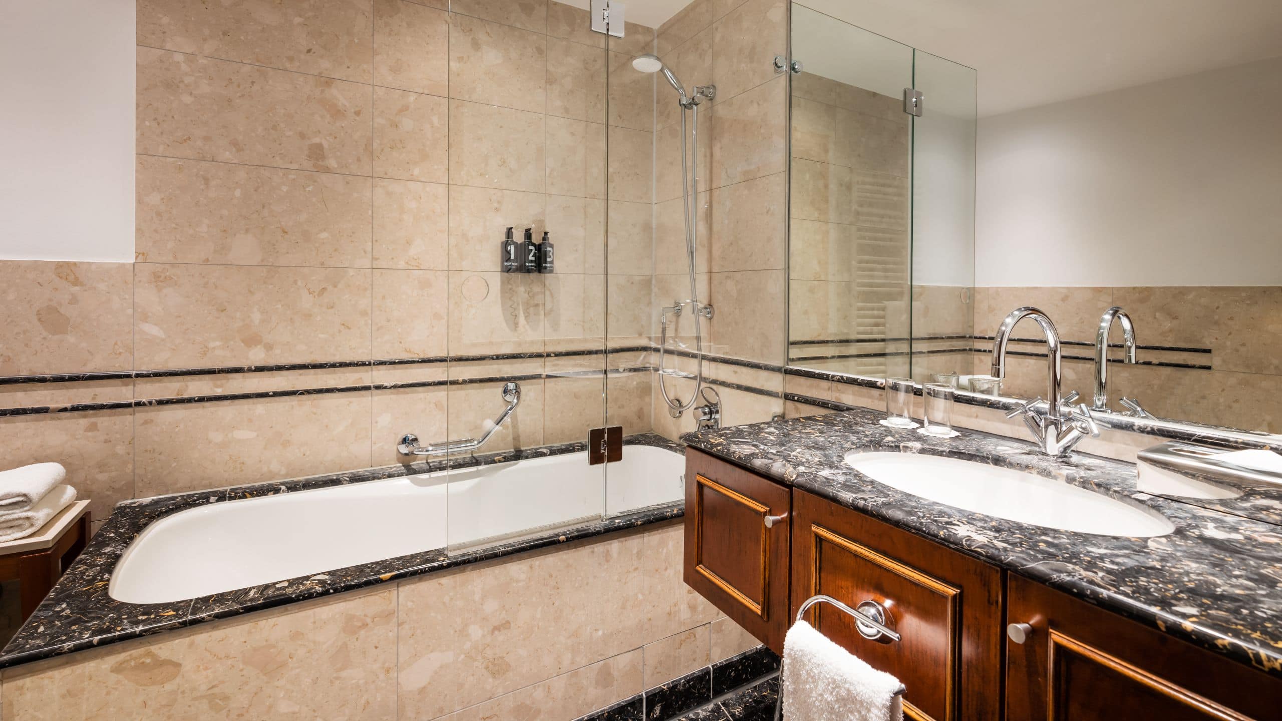 4 de 5 Lindner Hotel Frankfurt Main Plaza Bathroom