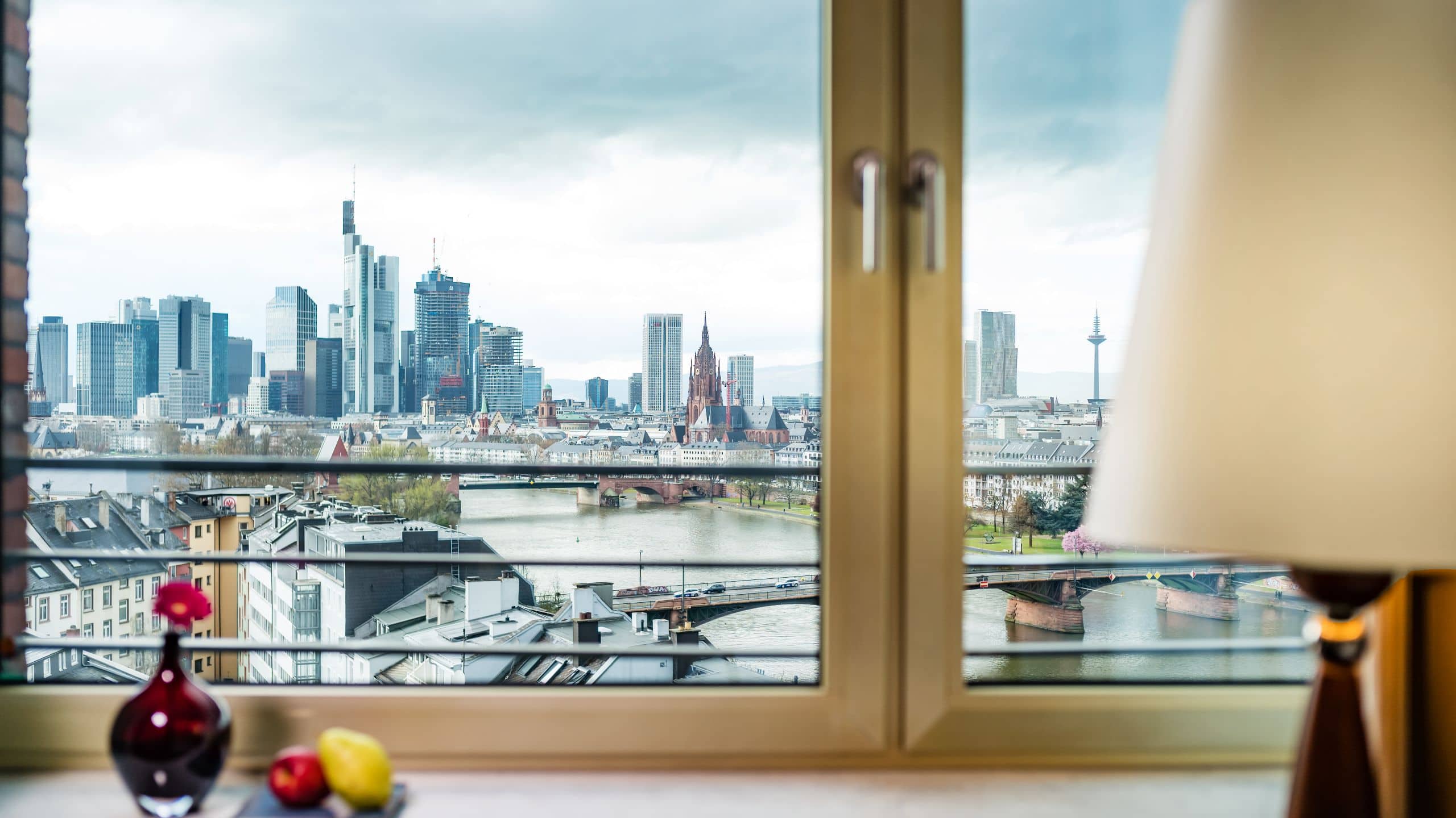 4/5 Lindner Hotel Frankfurt Main Plaza Skyline View