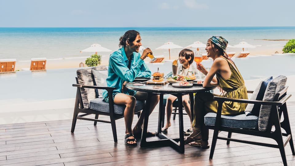 Family Dining Beachside