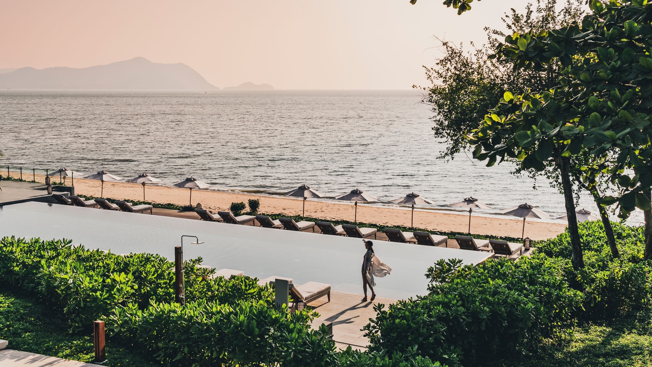 Andaz Pattaya Jomtien Beach Lady By The Beach Pool