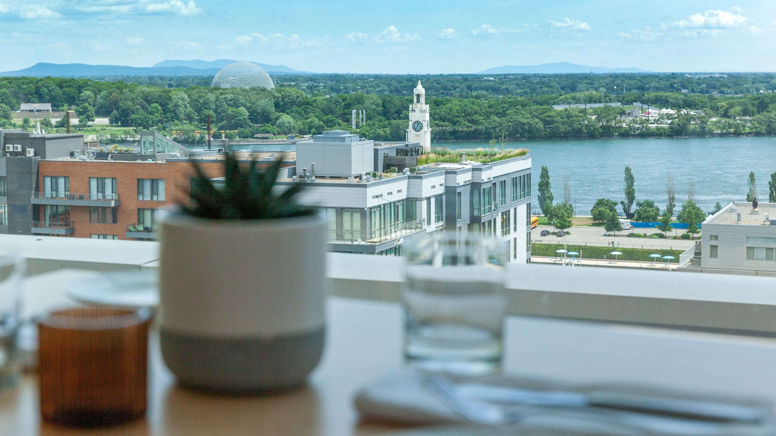 Hyatt Centric Montreal Rooftop Restaurant Horizon Detail1