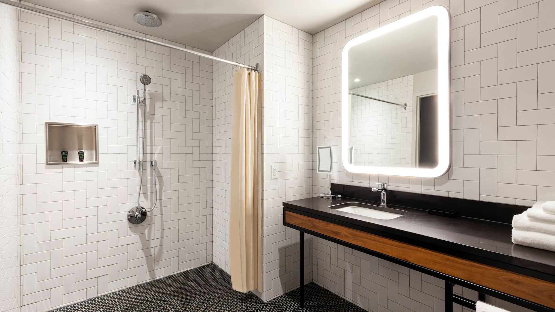 2 von 5 Hyatt Centric Montreal Accessible Bathroom