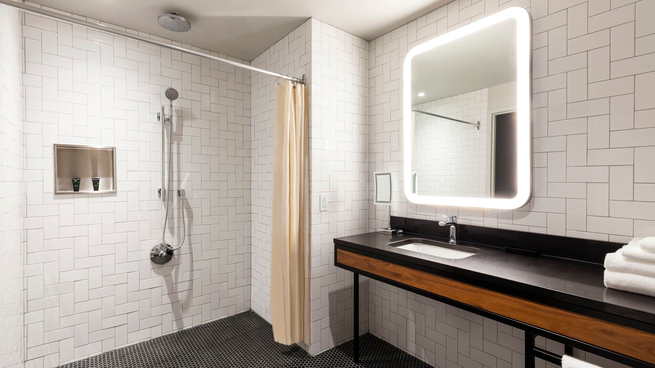 2 de 5 Hyatt Centric Montreal Accessible Bathroom