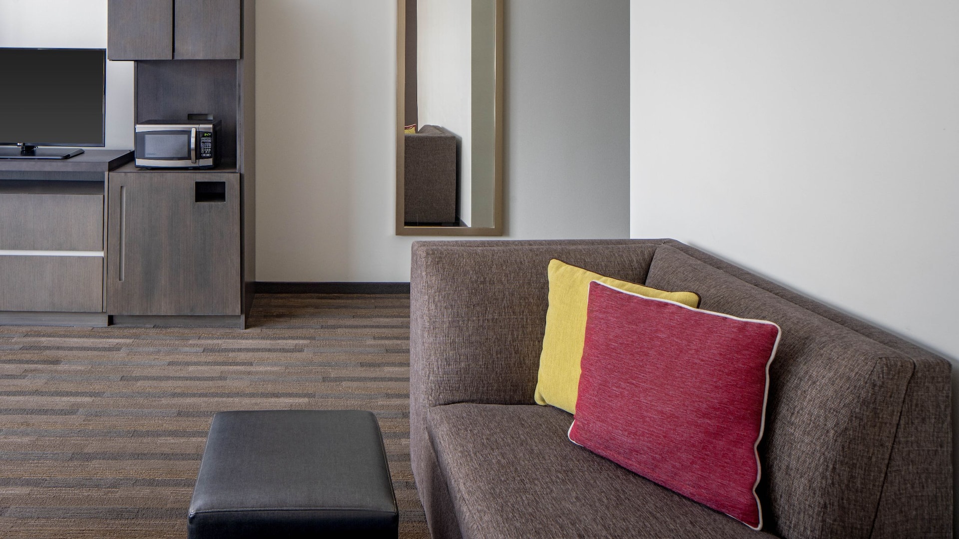 4 de 5 Hyatt House New Orleans/Downtown King Room Sofa And Desk