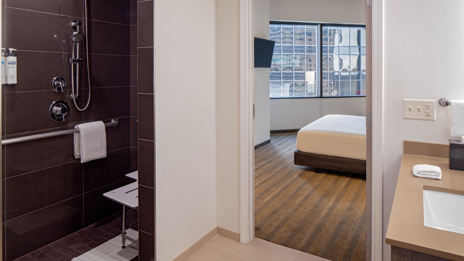 5 de 5 Hyatt House New Orleans/Downtown Roll In Shower