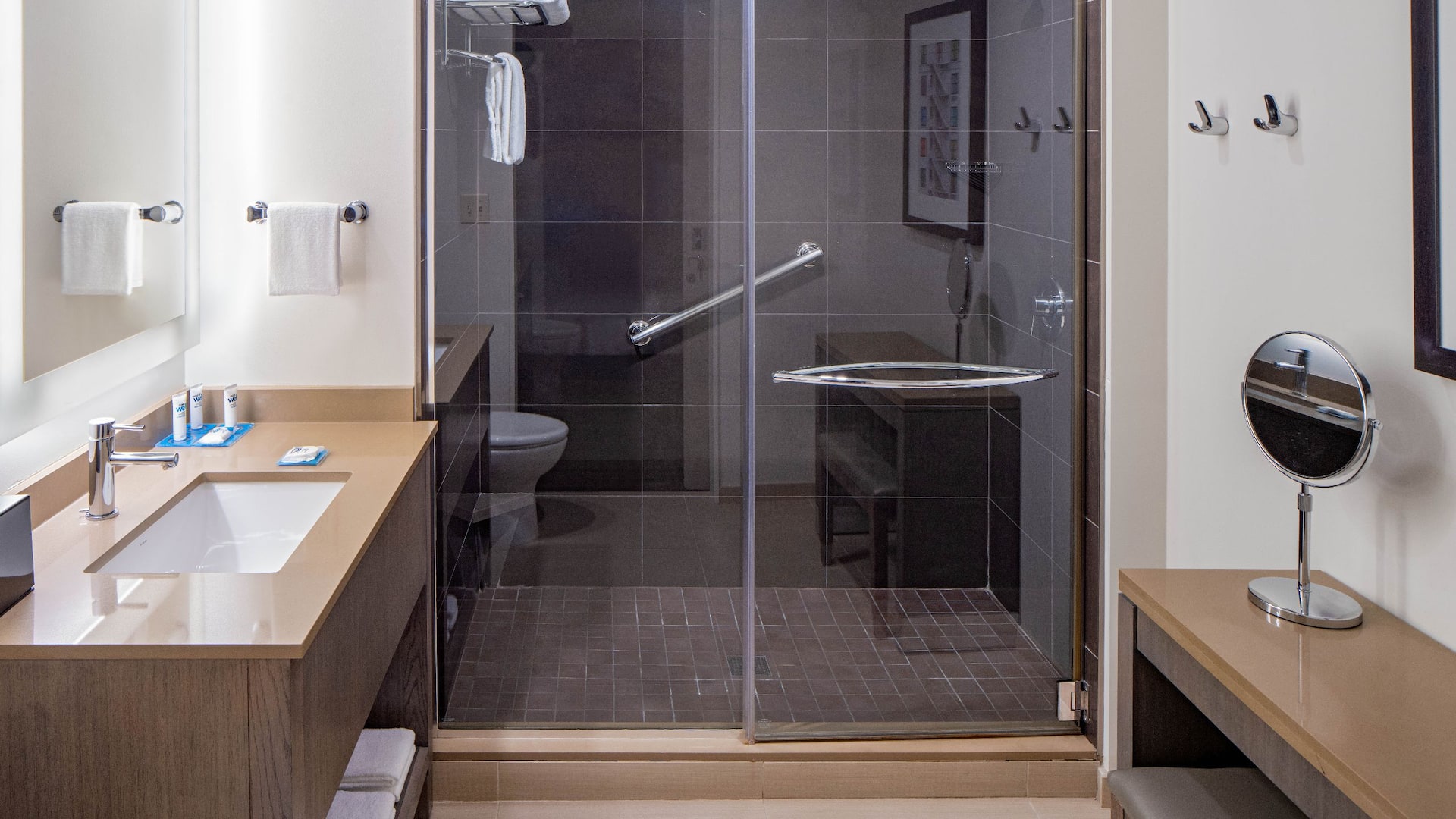 5 de 5 Hyatt House New Orleans/Downtown Suite Walk In Shower Bath