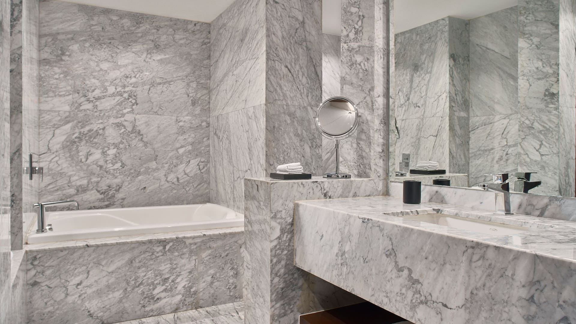 第 3，共 4 Hyatt Regency Merida Executive Suite Bathroom Bathtub