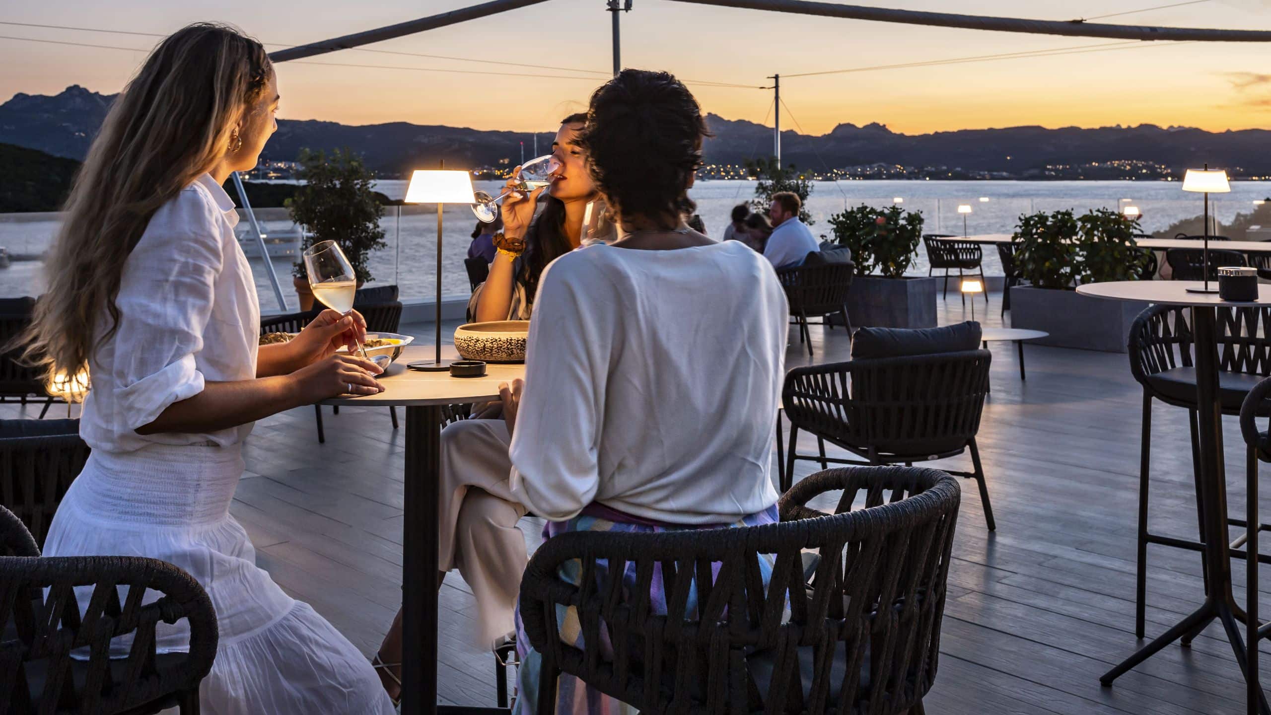 1 von 3 7Pines Resort Sardinia Capogiro Rooftop Group Dining