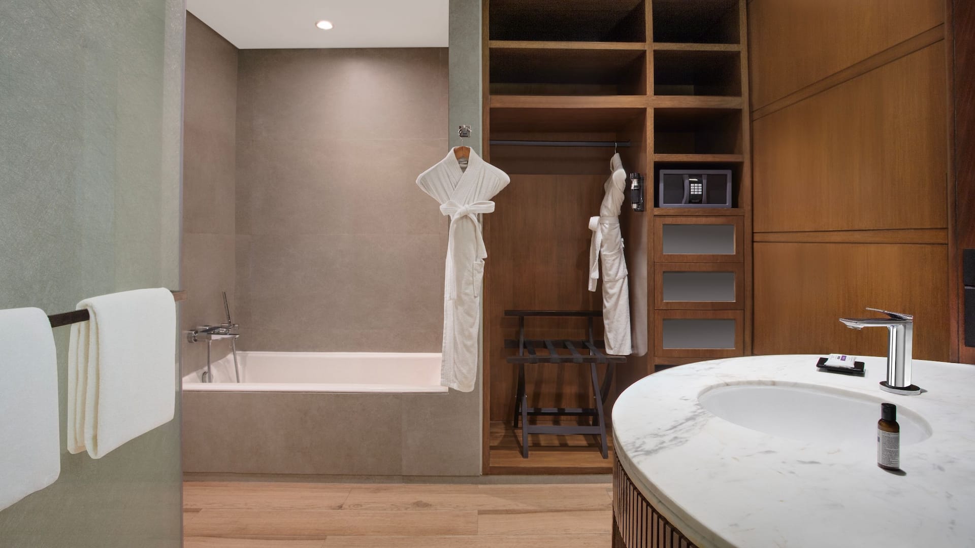 2 of 3 Hyatt Regency Chennai Standard Bathroom