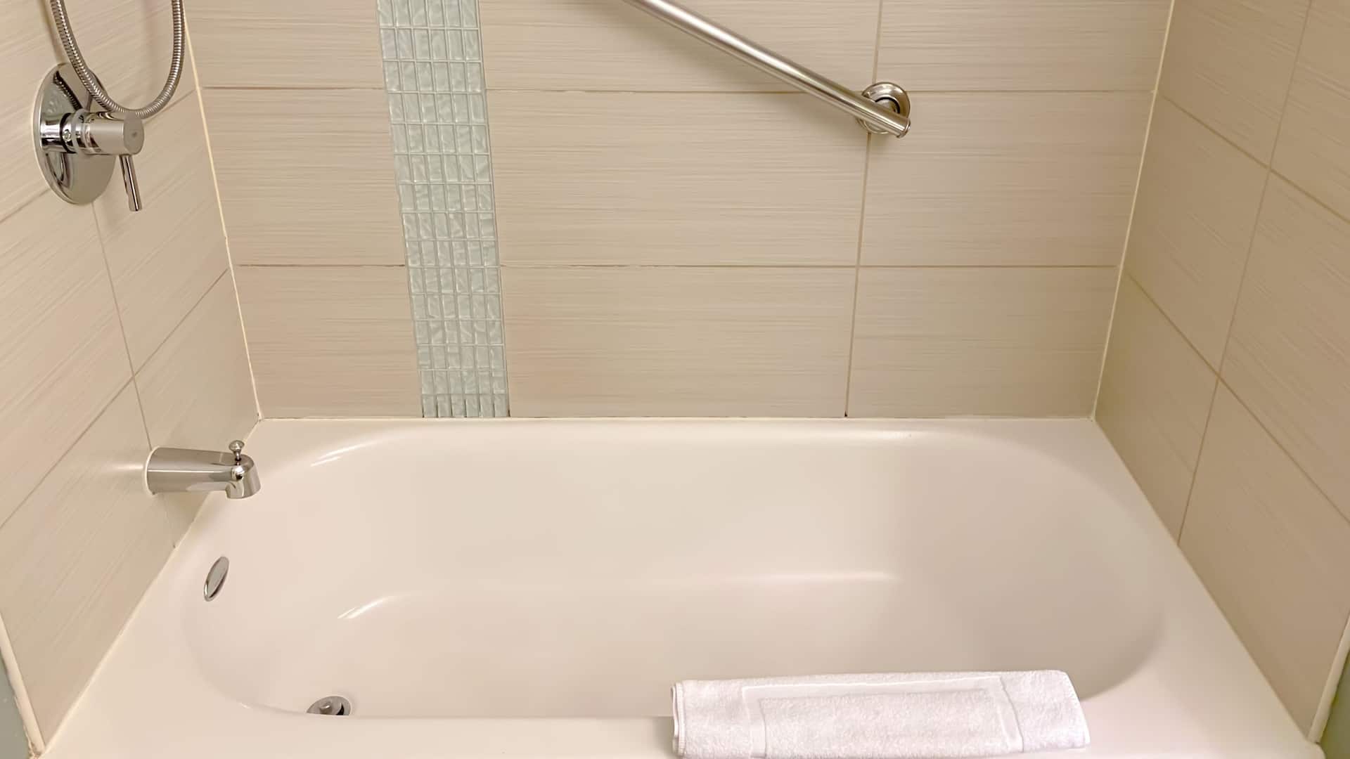 Hyatt Place San Jose/Pinares Two Queens Guestroom Bathroom Bathtub
