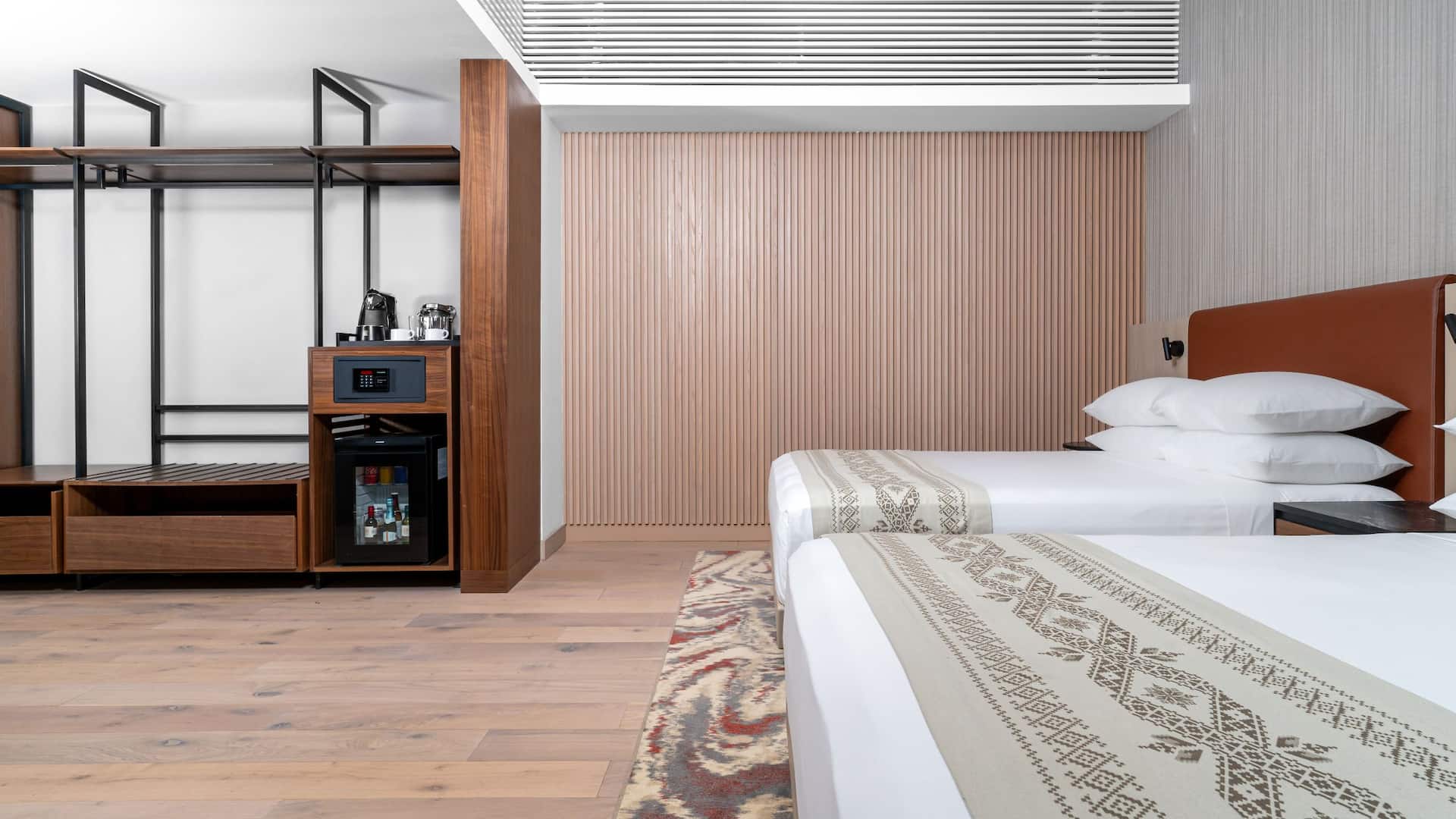 Hyatt Regency Mexico City Insurgentes Deluxe Queen Guestroom Side View