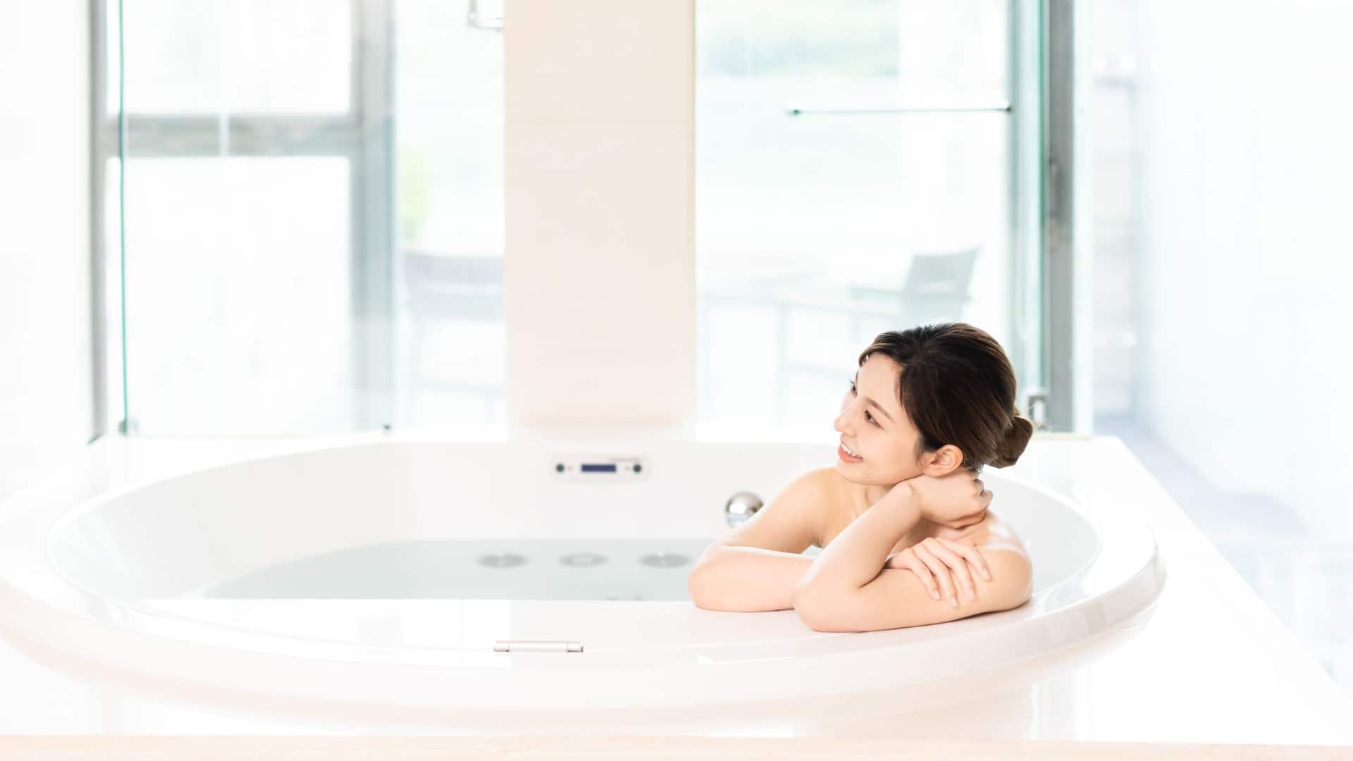 Hyatt Regency Hong Kong, Sha Tin Female Enjoying Melo Bath